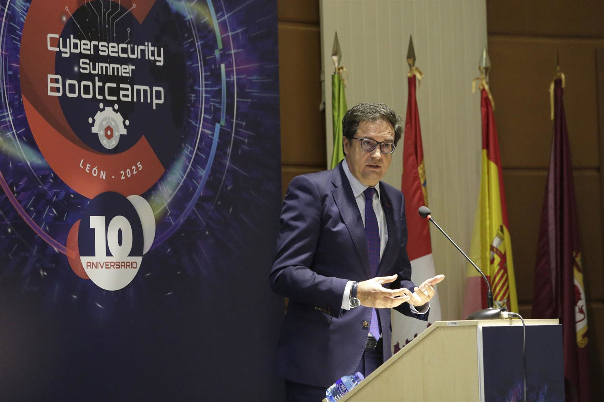 Óscar López reitera el apoyo español a Ucrania y aboga por actualizar el manual de defensa y relaciones internacionales