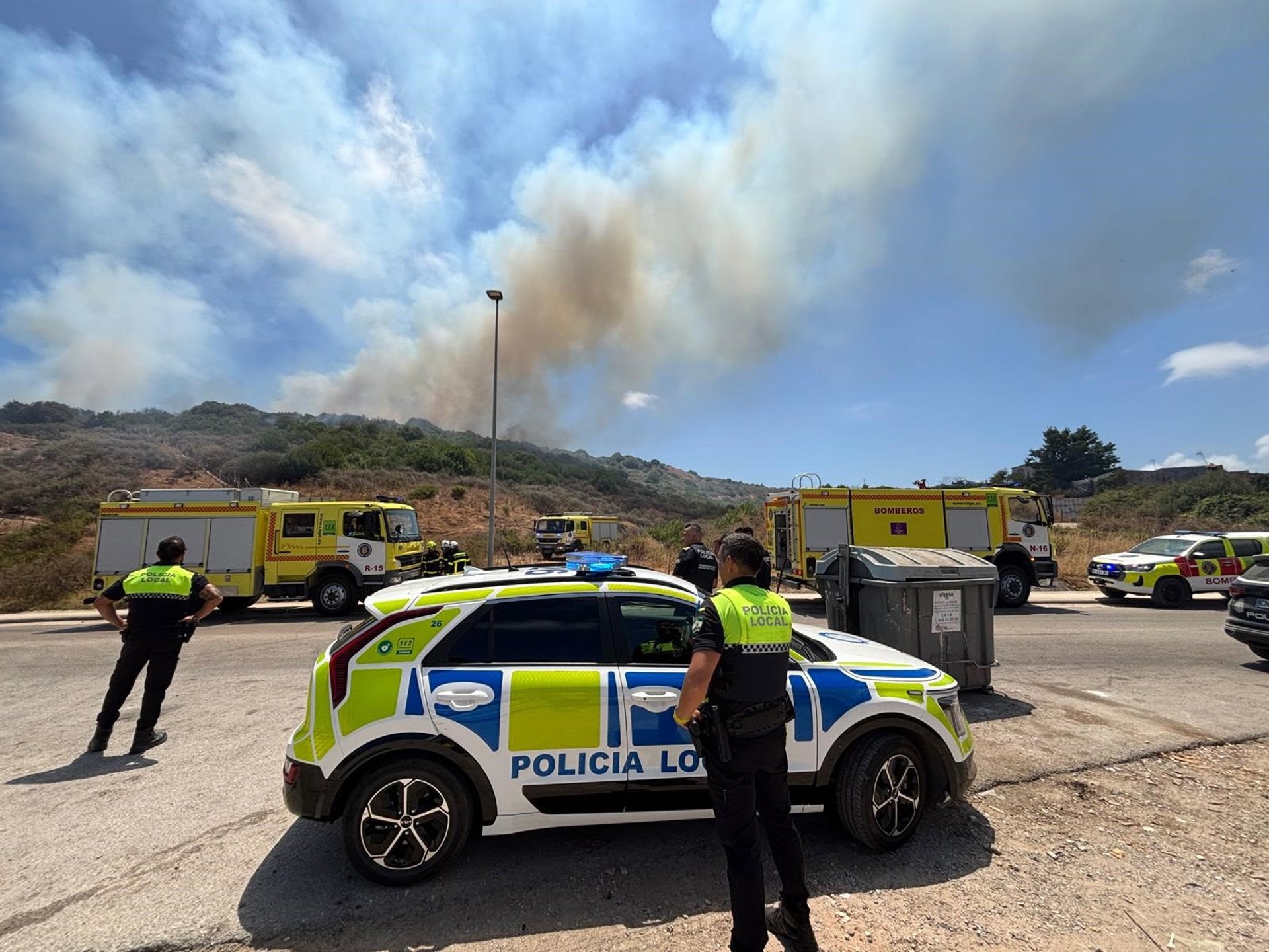 El alcalde de Algeciras activa el Plan de Emergencia Municipal por un incendio en Agua Marina