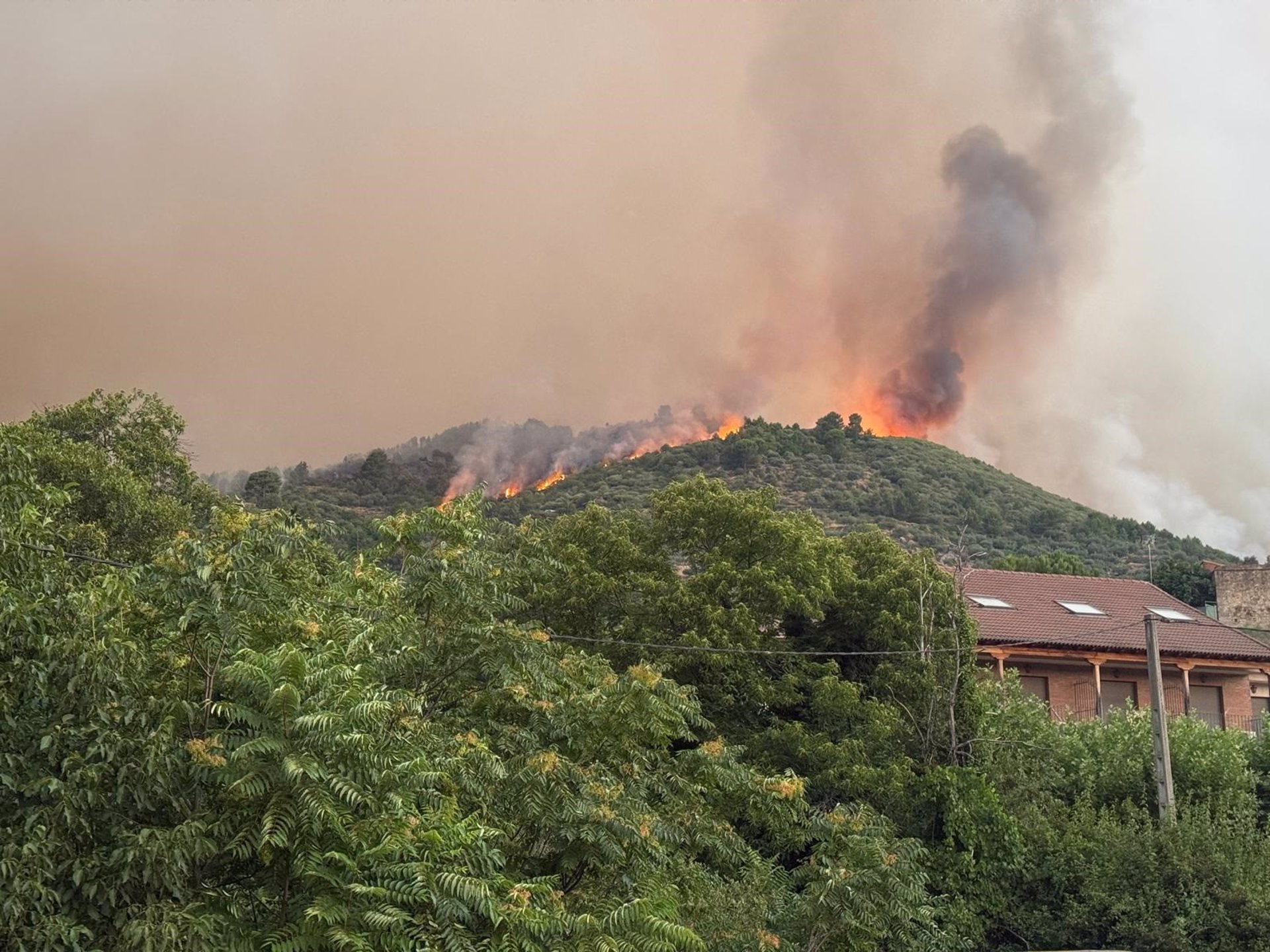 Confinada la localidad de El Arenal (Ávila) ante el avance del incendio originado en Cuevas del Valle
