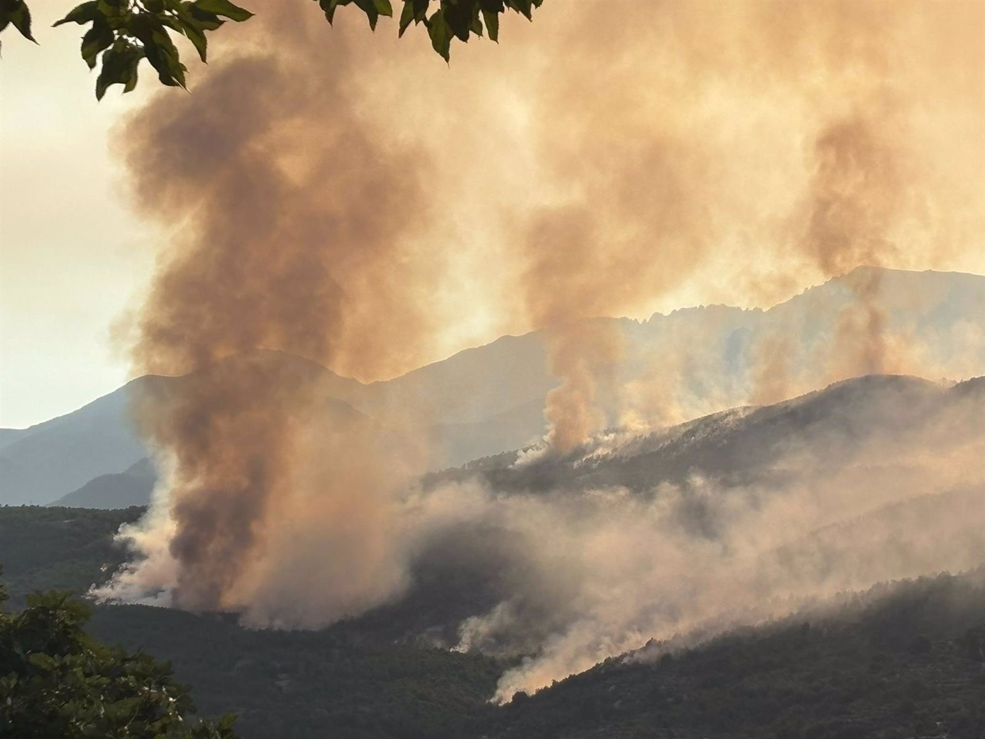 El incendio forestal de Cuevas del Valle en Ávila está  confinado en un perímetro de seguridad