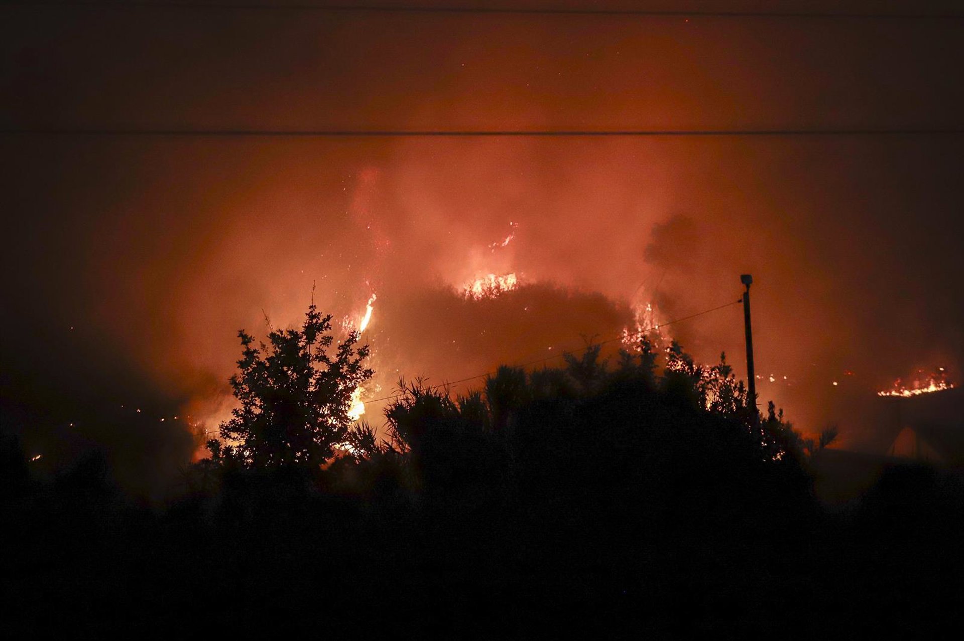 El incendio forestal de A Cañiza (Pontevedra), que calcina unas 300 hectáreas, evoluciona favorablemente