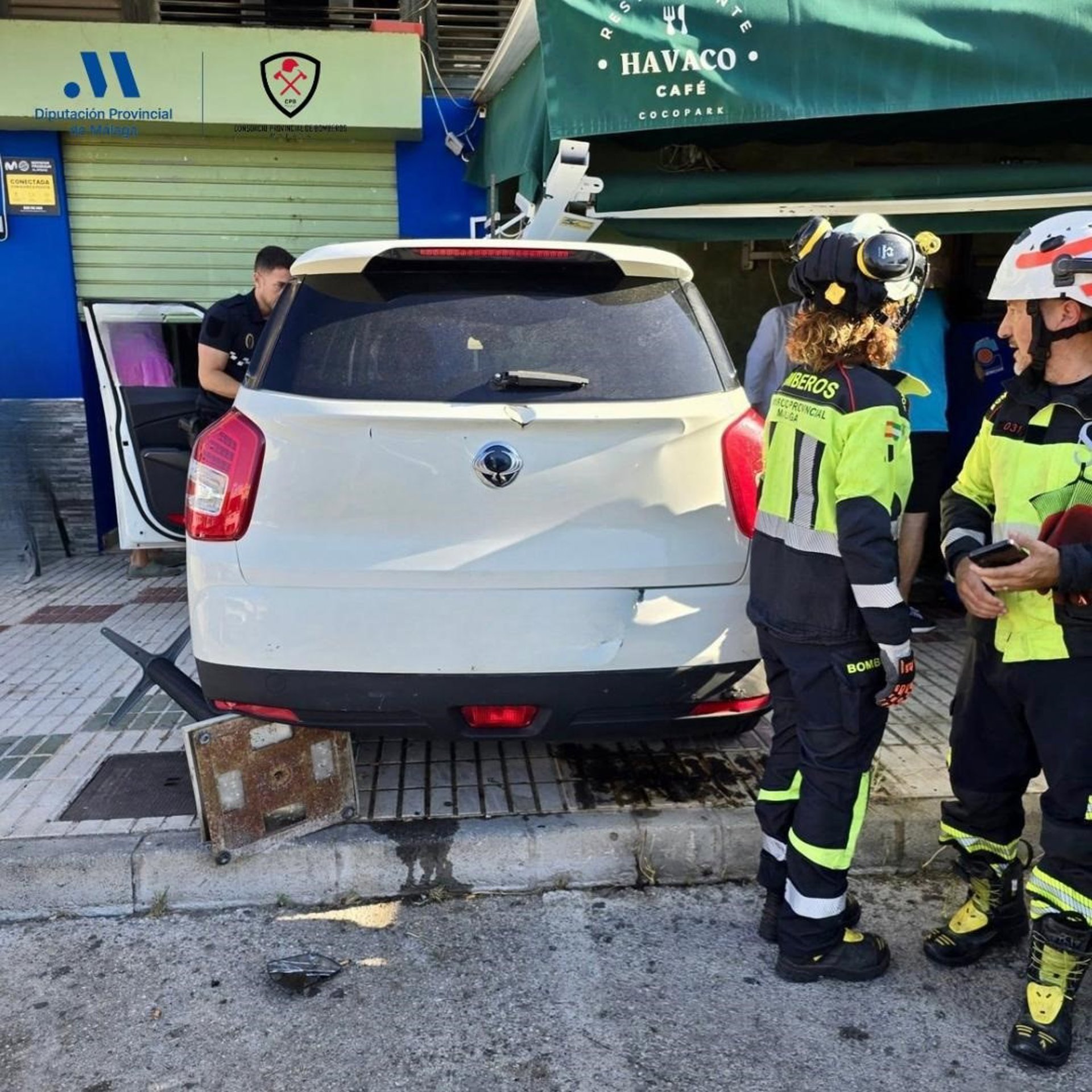 Cuatro heridos tras chocar un vehículo contra la terraza de un local en Rincón de la Victoria