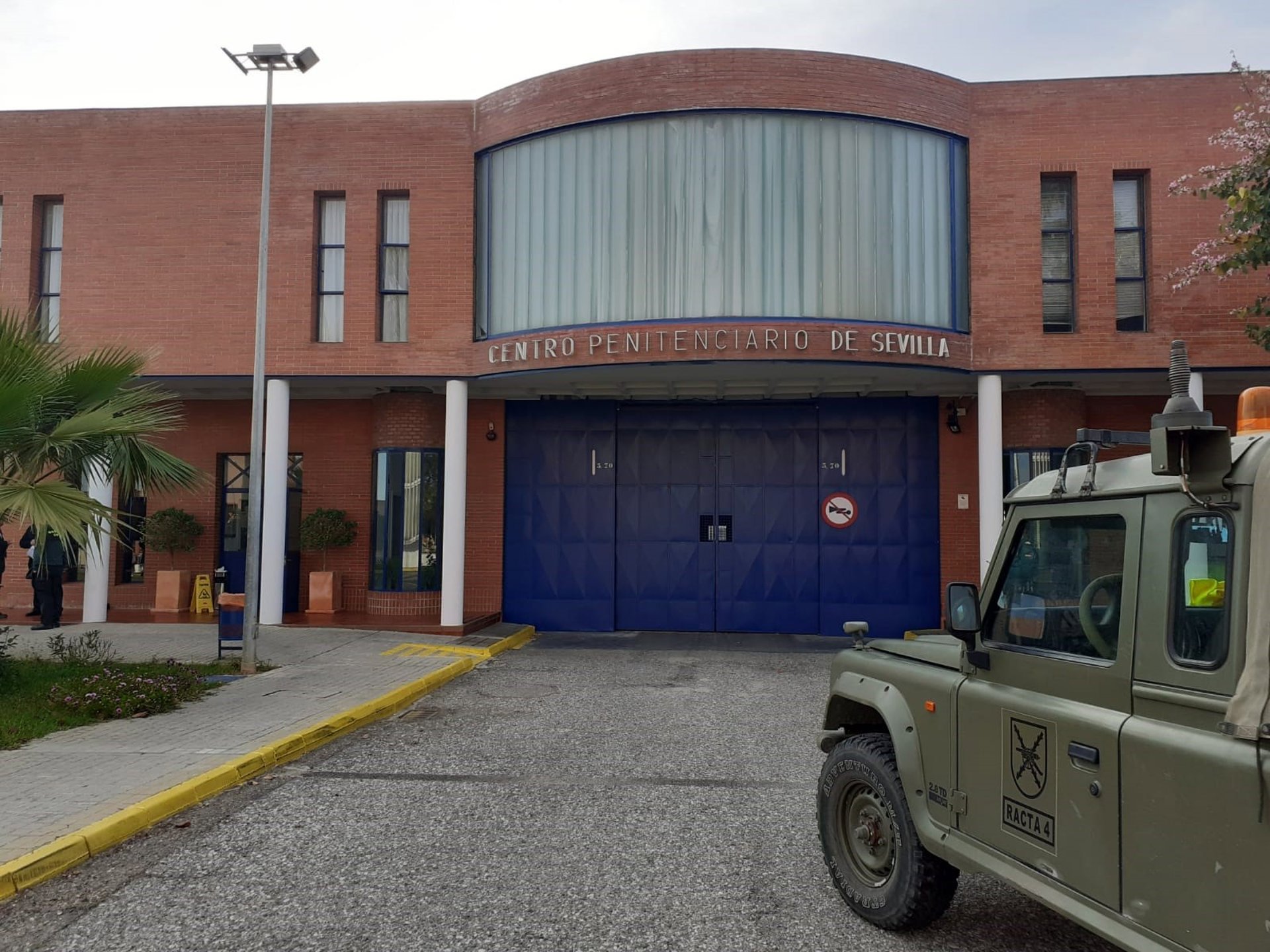 Un interno de Sevilla II «amenaza» y propicia una «brutal agresión» a un funcionario de prisión
