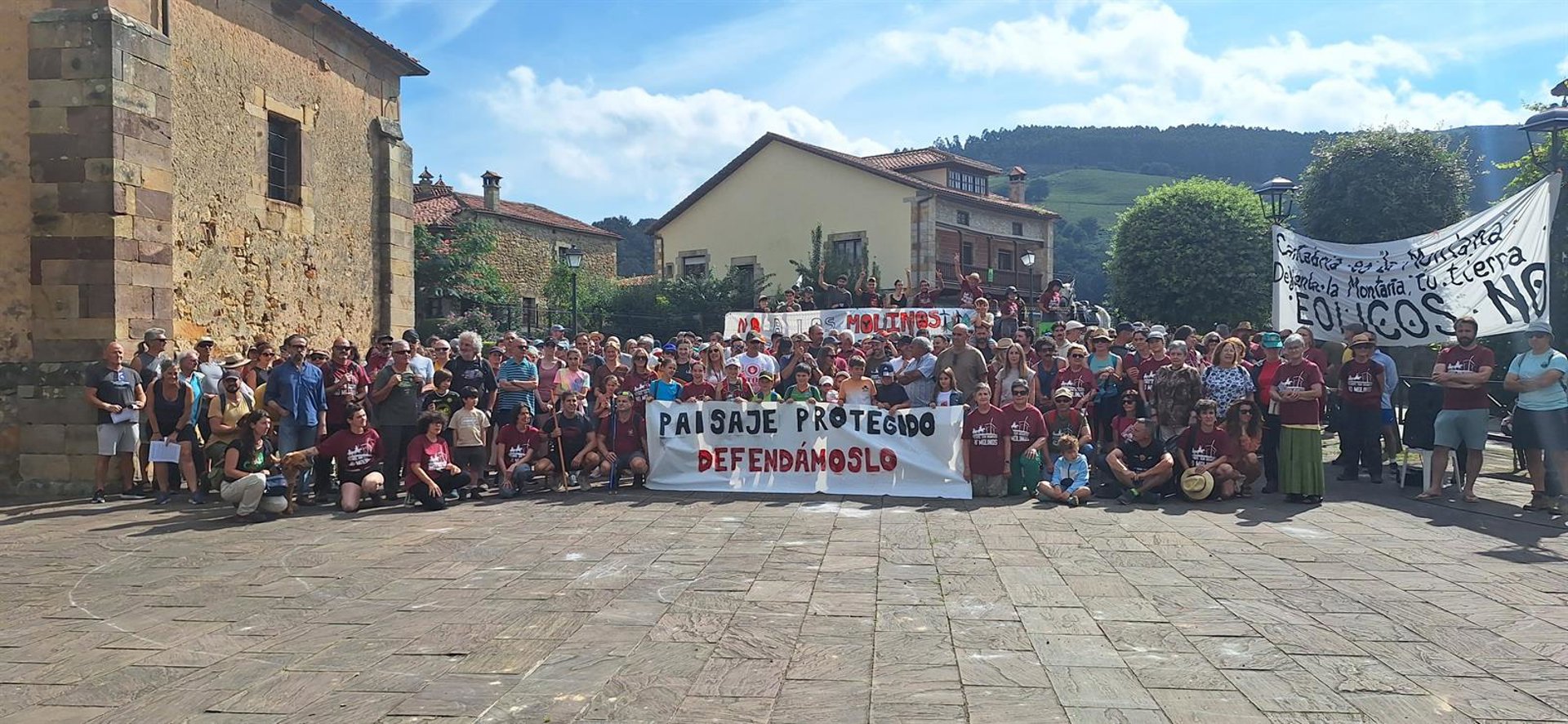 Centenares de personas marchan en Penagos contra el parque eólico Benavieja
