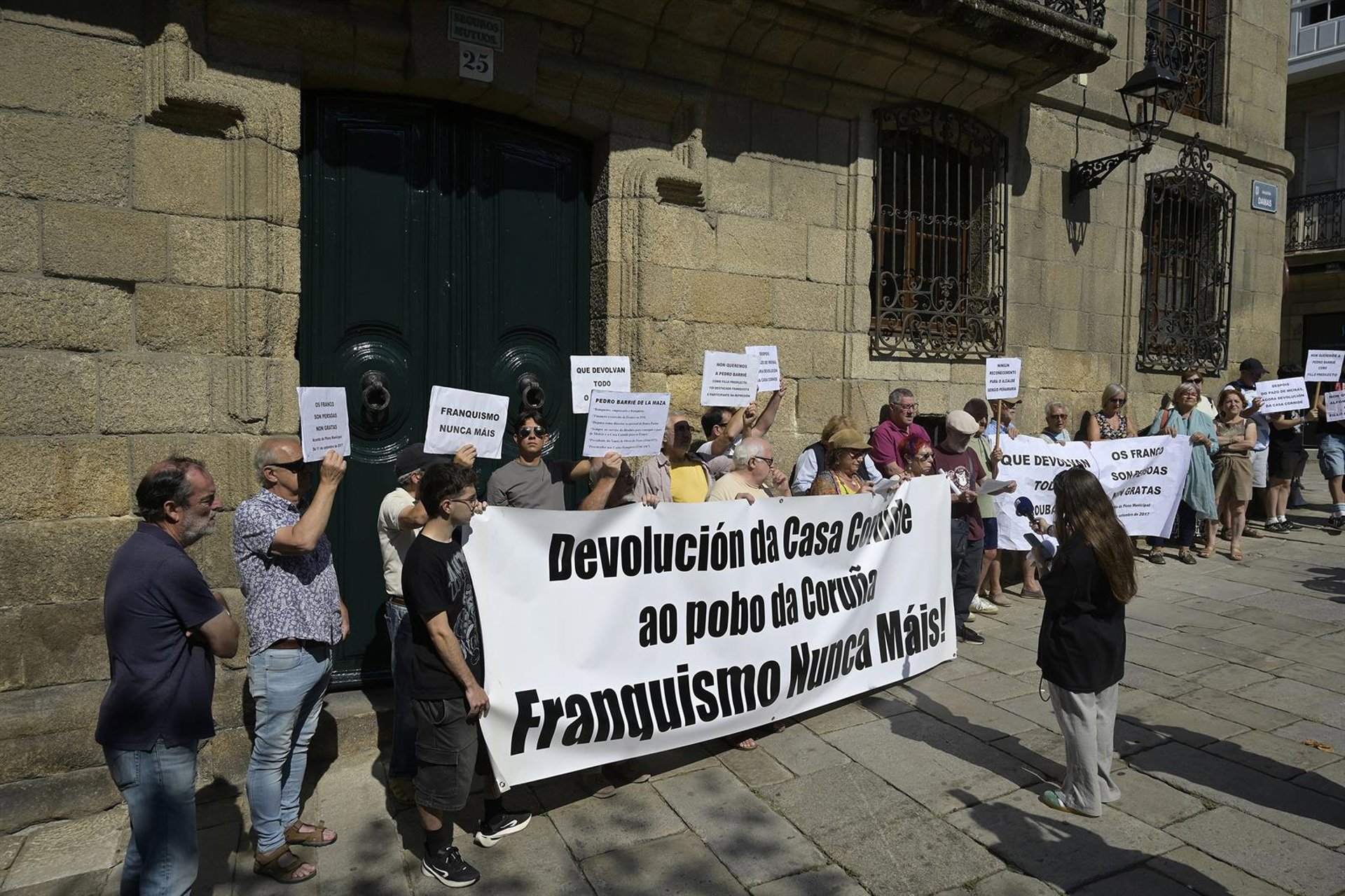 Concentración ante la Casa Cornide para exigir a los Franco «devolver lo robado»