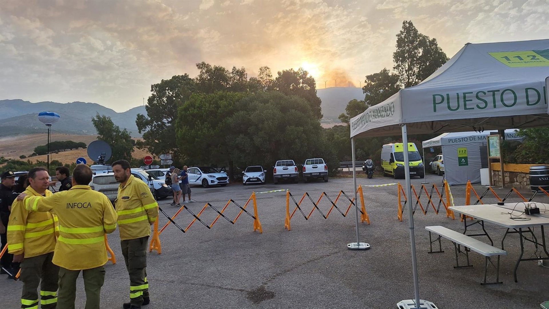 El Infoca incorpora dos aviones y helicópteros al incendio de Tarifa, que desaloja a 1.500 personas