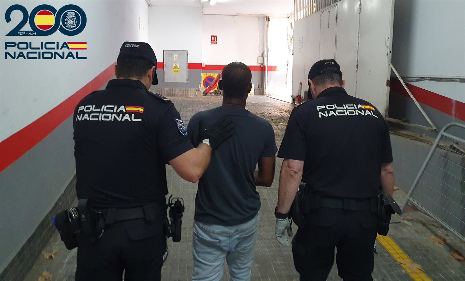 Detenido por tratar de asesinar a puñaladas a su expareja, con quien seguía conviviendo