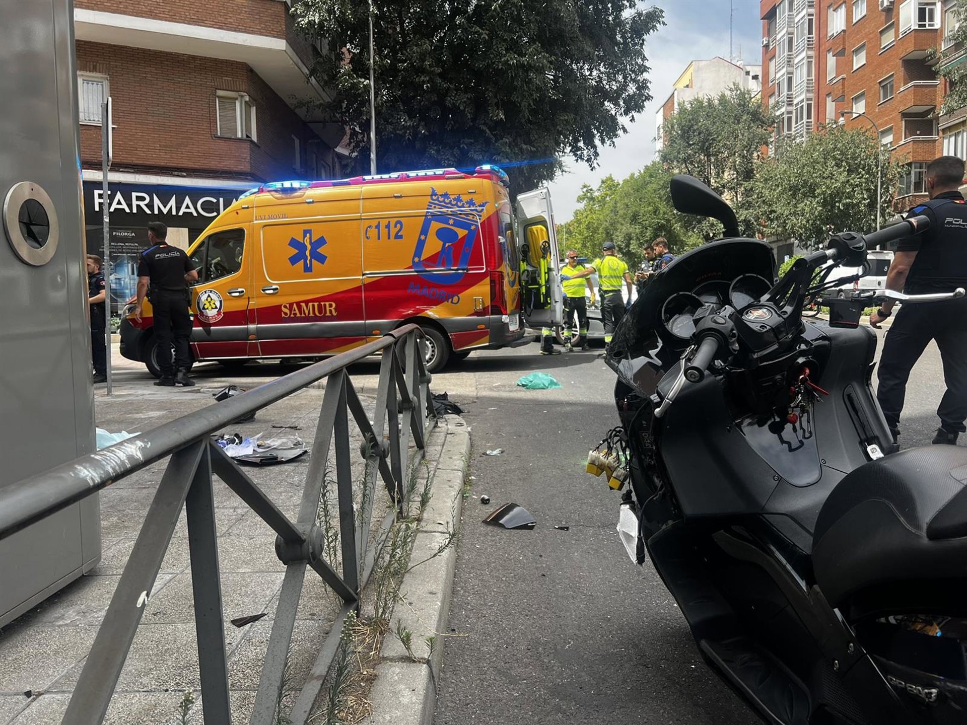 Grave un motorista de 59 años tras perder el control e impactar contra un turismo y una valla en Arganzuela