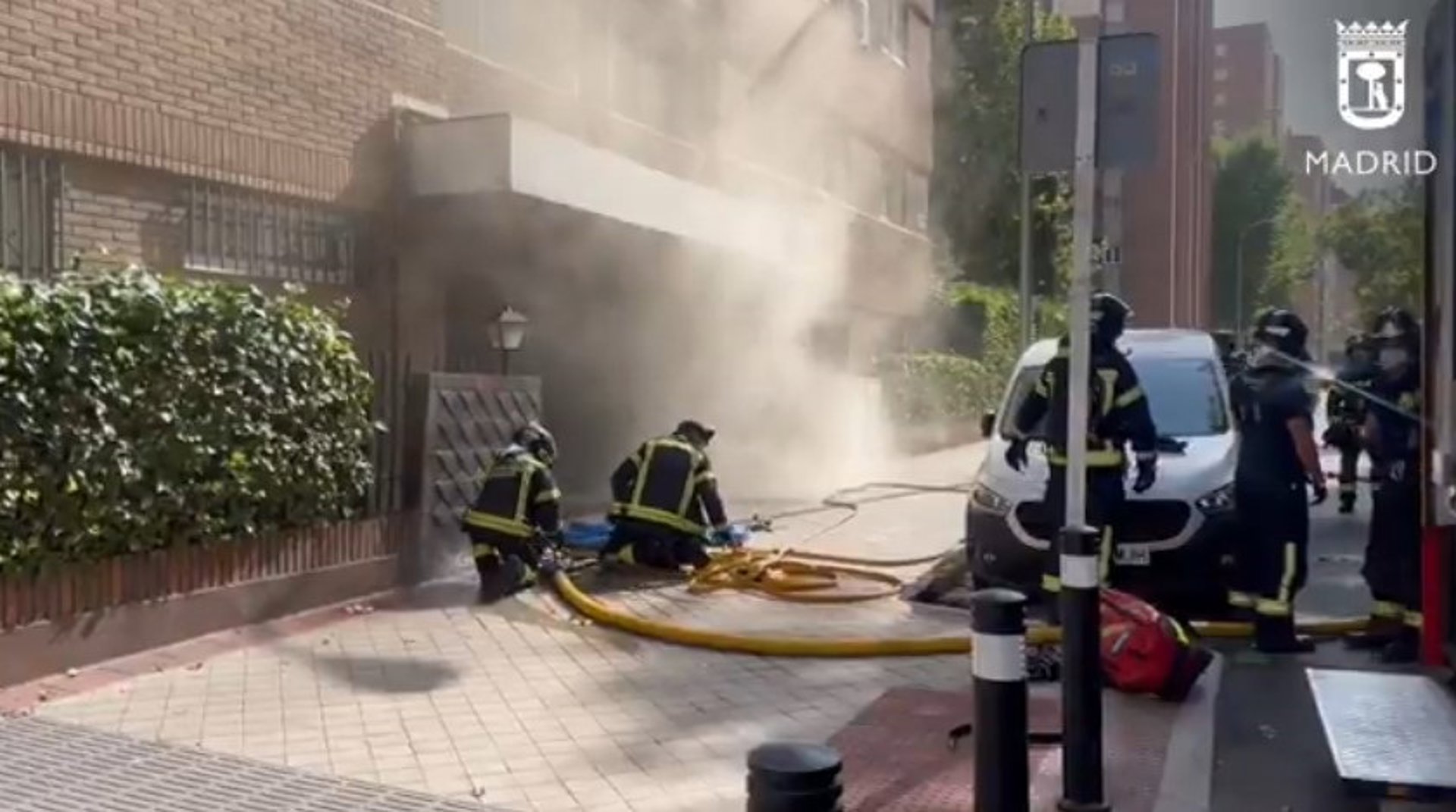 Bomberos Madrid extinguen un incendio en un cuarto de contadores en Fuencarral con cuatro intoxicados por humo