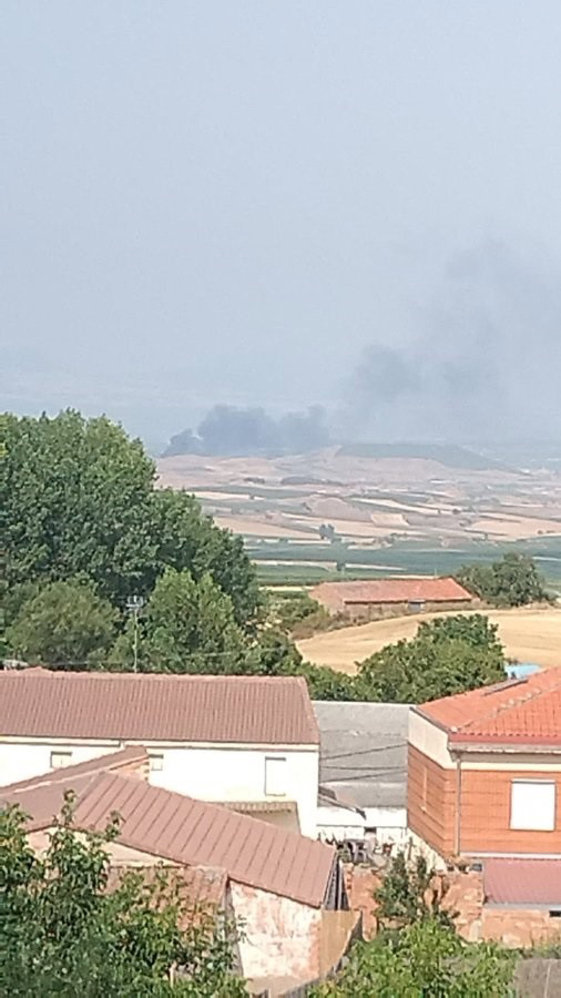 Bomberos del CEIS Rioja trabajan en la extinción de un incendio en el vertedero de Nájera