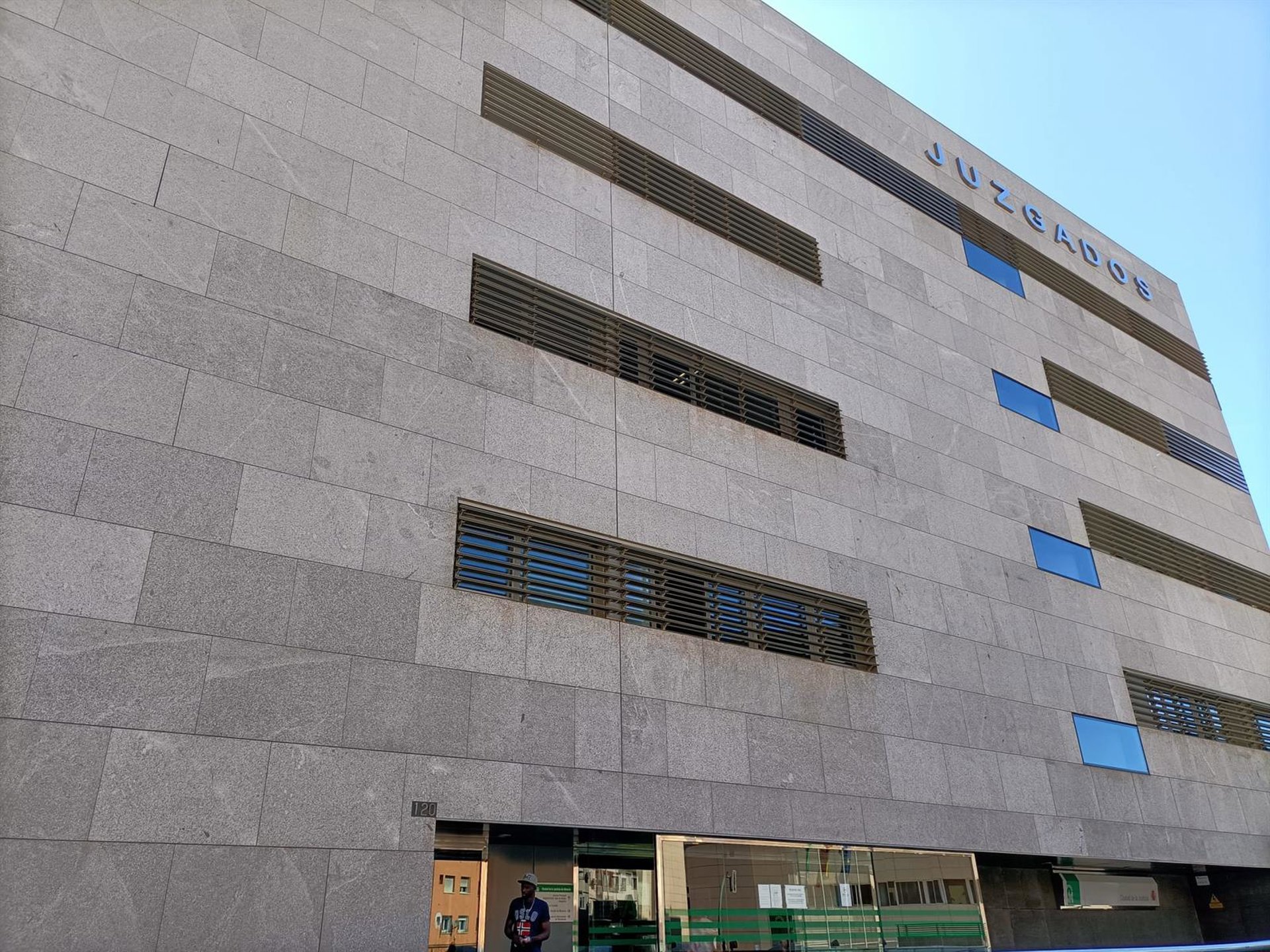 Piden tres años de prisión para un hombre acusado de agredir a un guardia civil en Roquetas de Mar