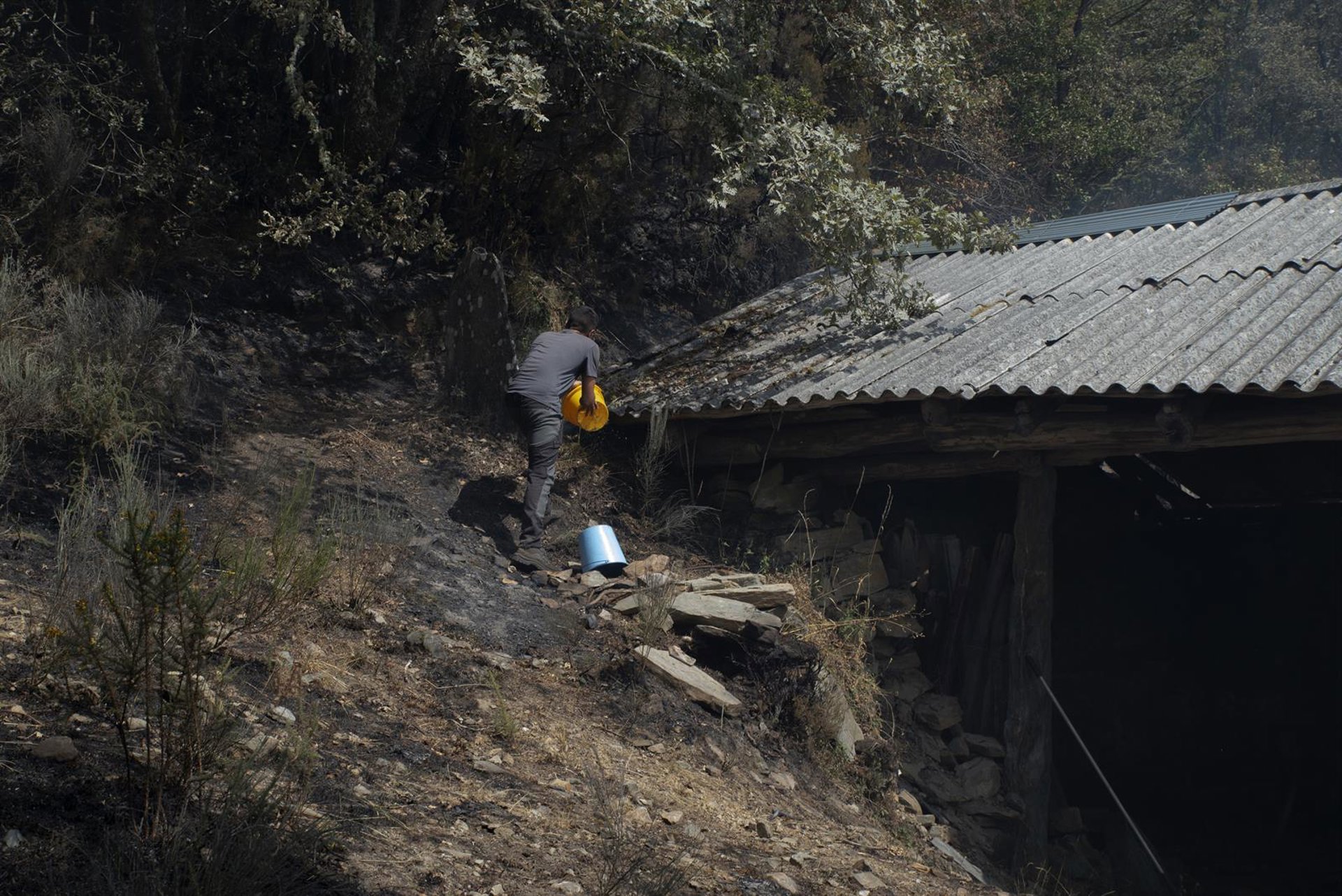 Arden cuatro casas en los incendios de Oímbra y Monterrei (Ourense)
