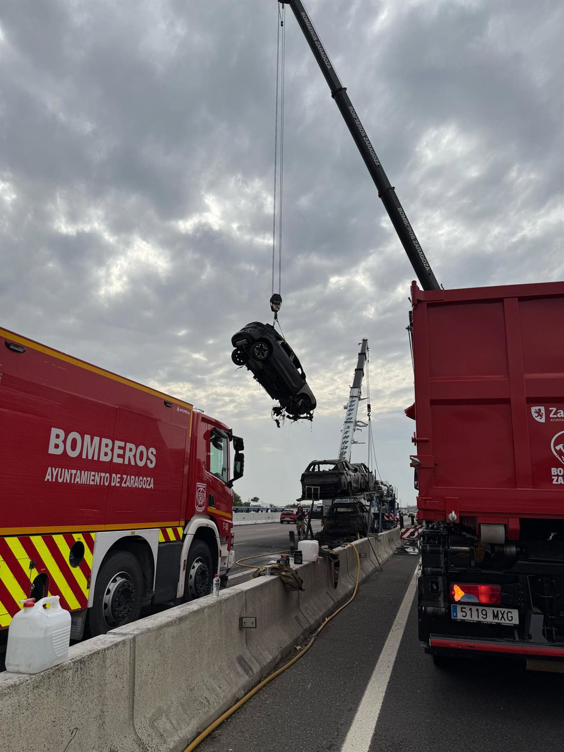 Sucesos.- Un incendio en la A-2 obliga a los Bomberos a usar por primera vez un contenedor inundable
