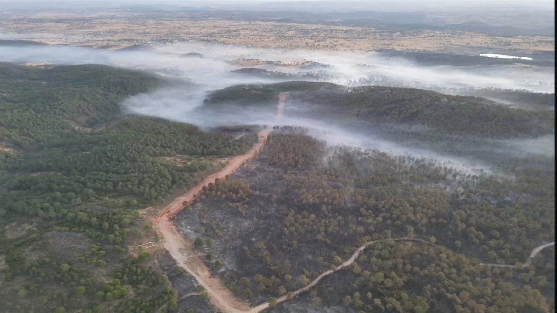 El Infoca logra cerrar el perímetro el incendio de Aroche