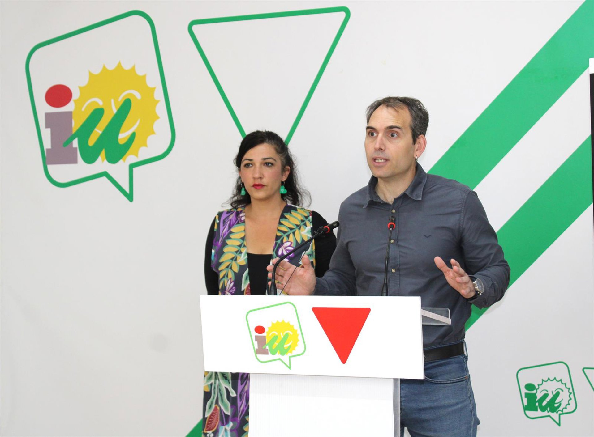 IU exige a AENA que «deje de privilegiar» a las VTC con aparcamientos VIP en aeropuertos