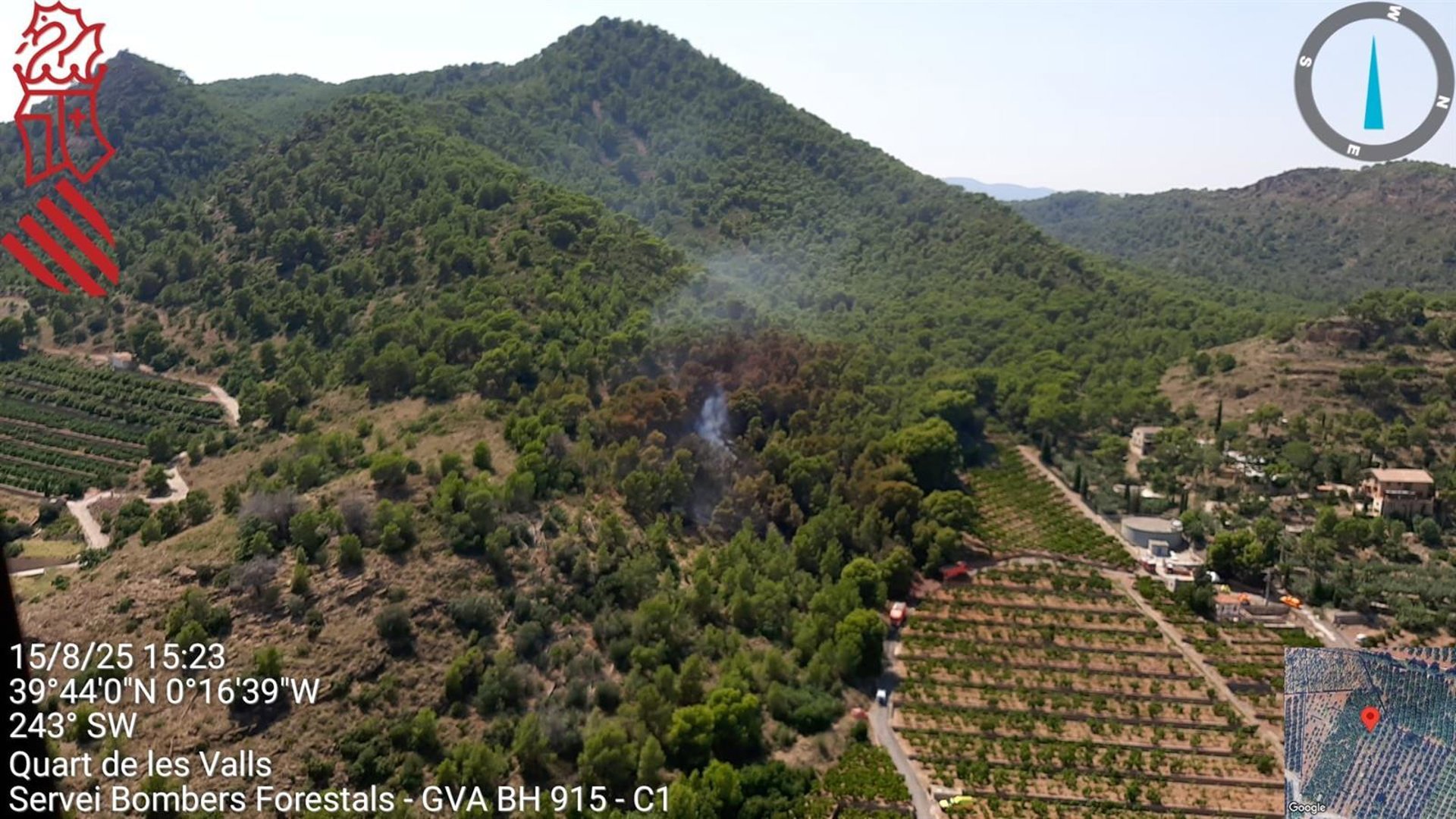Bomberos controlan un incendio forestal en Quart de les Valls (Valencia) tras quemar 2.500 m2 de pinar
