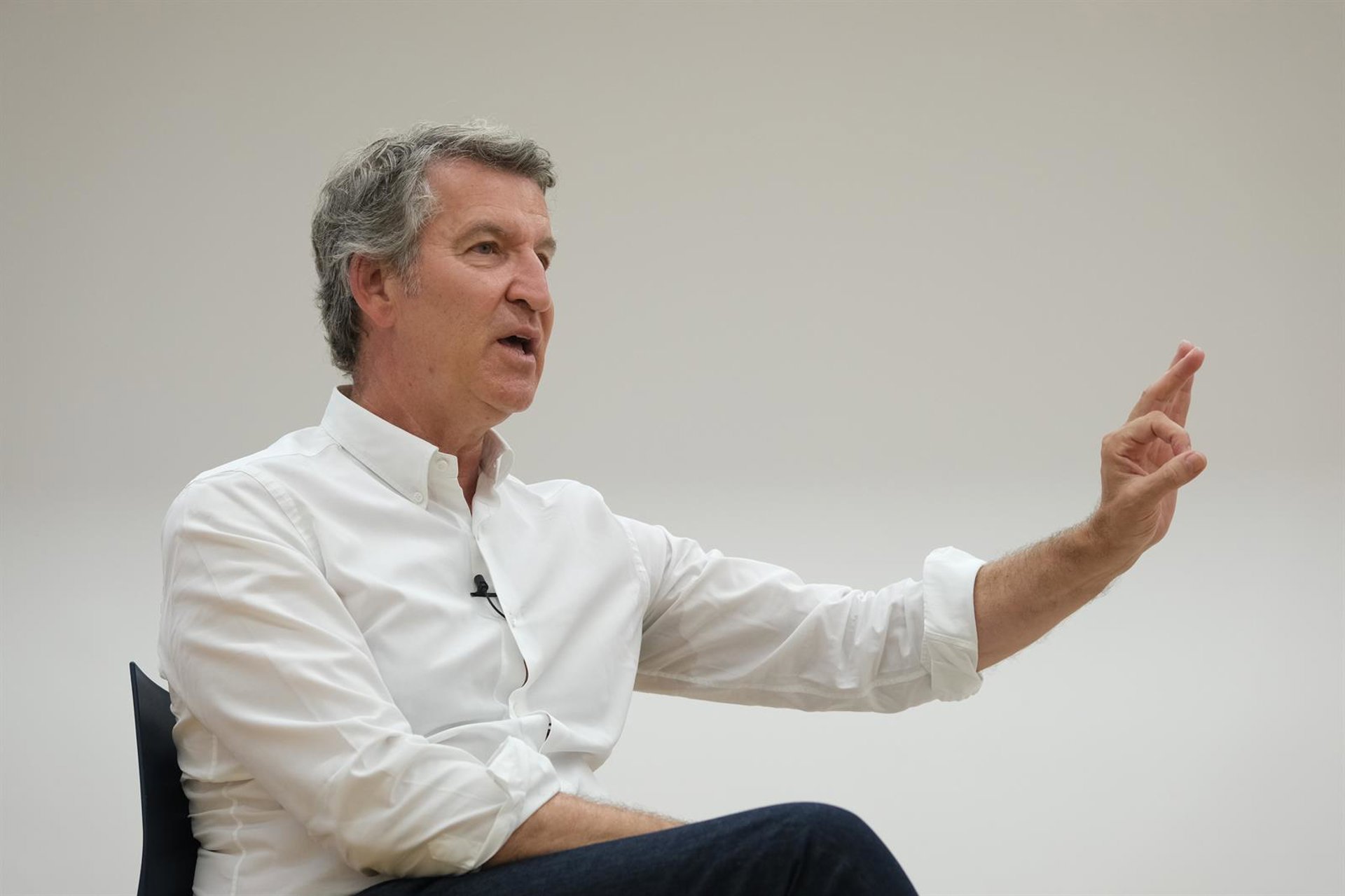Feijóo considera que los políticos deben acreditar su título y someterá esta propuesta a debate dentro de su partido