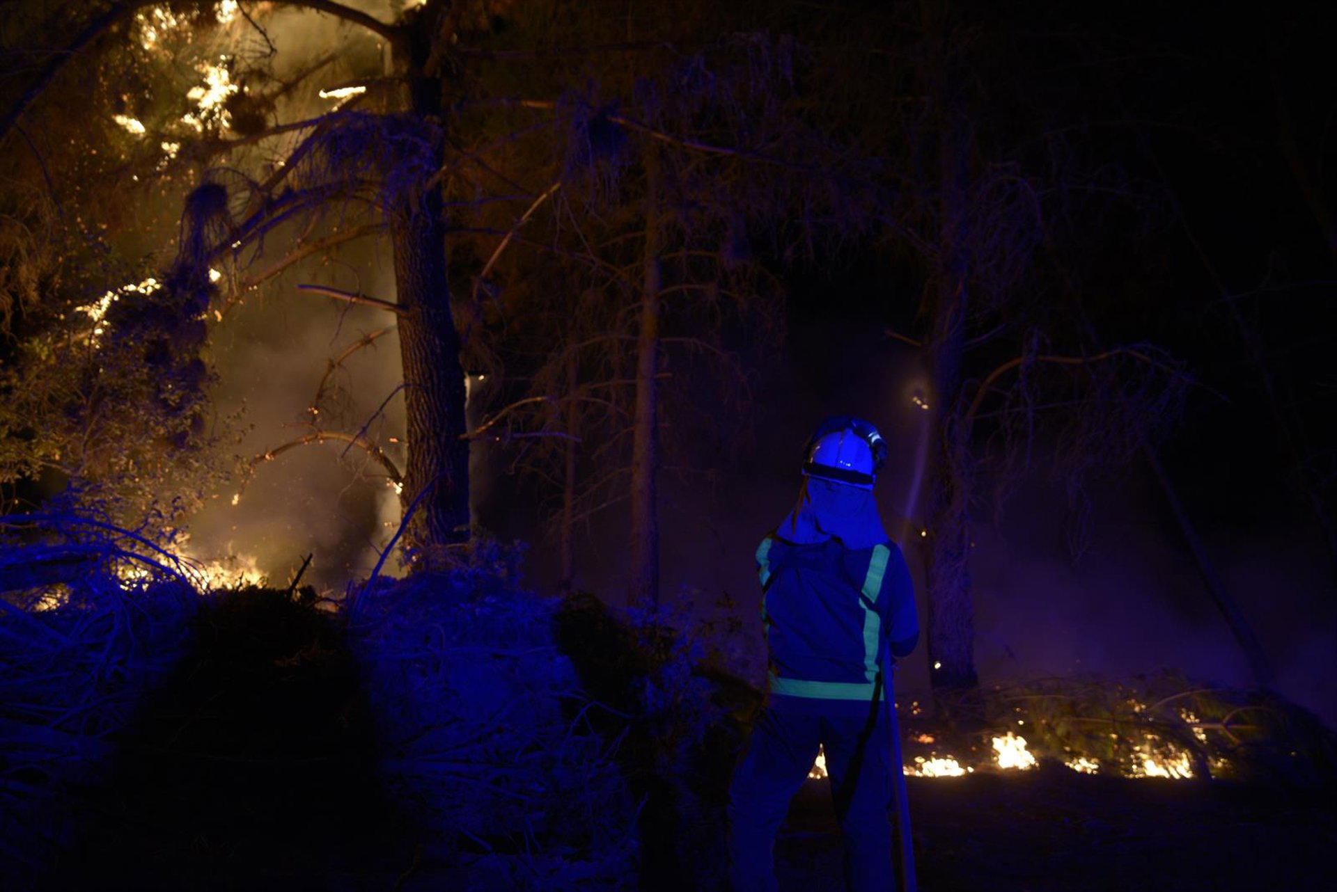 (AM) Casi 70 personas siguen confinadas este sábado tras otra noche de lucha contra el fuego en Ourense