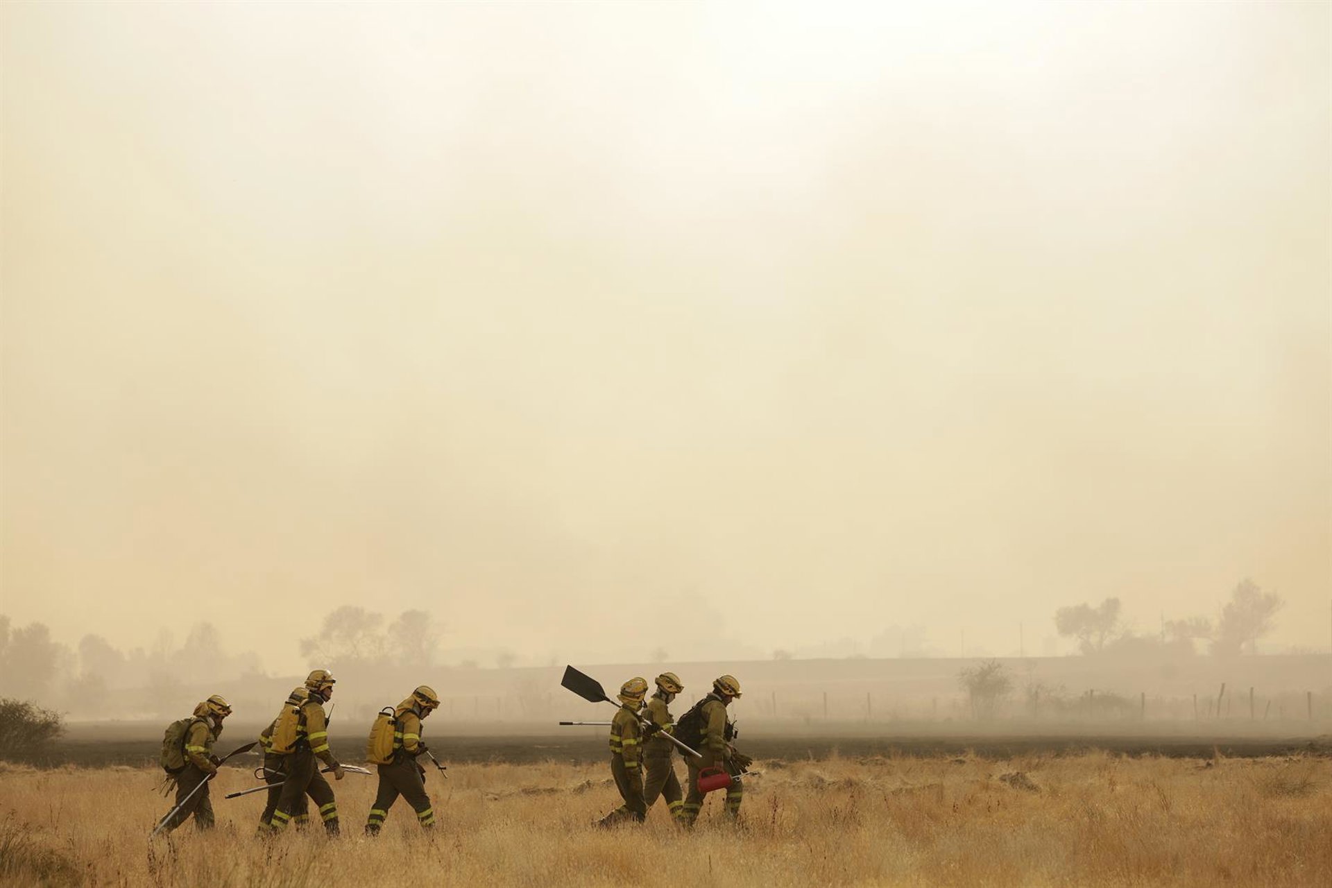 El incendio Yeres-Llamas avanza hacia Ponferrada con evacuaciones y preocupa su comportamiento «anómalo»