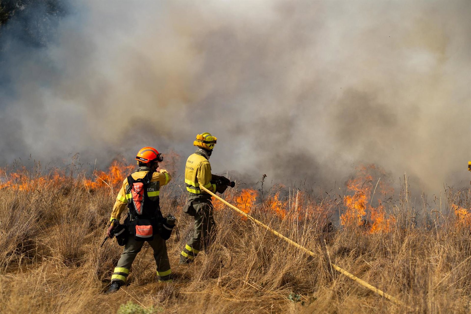 El incendio de gravedad 2 de Canalejas (León) obliga a evacuar cinco localidades