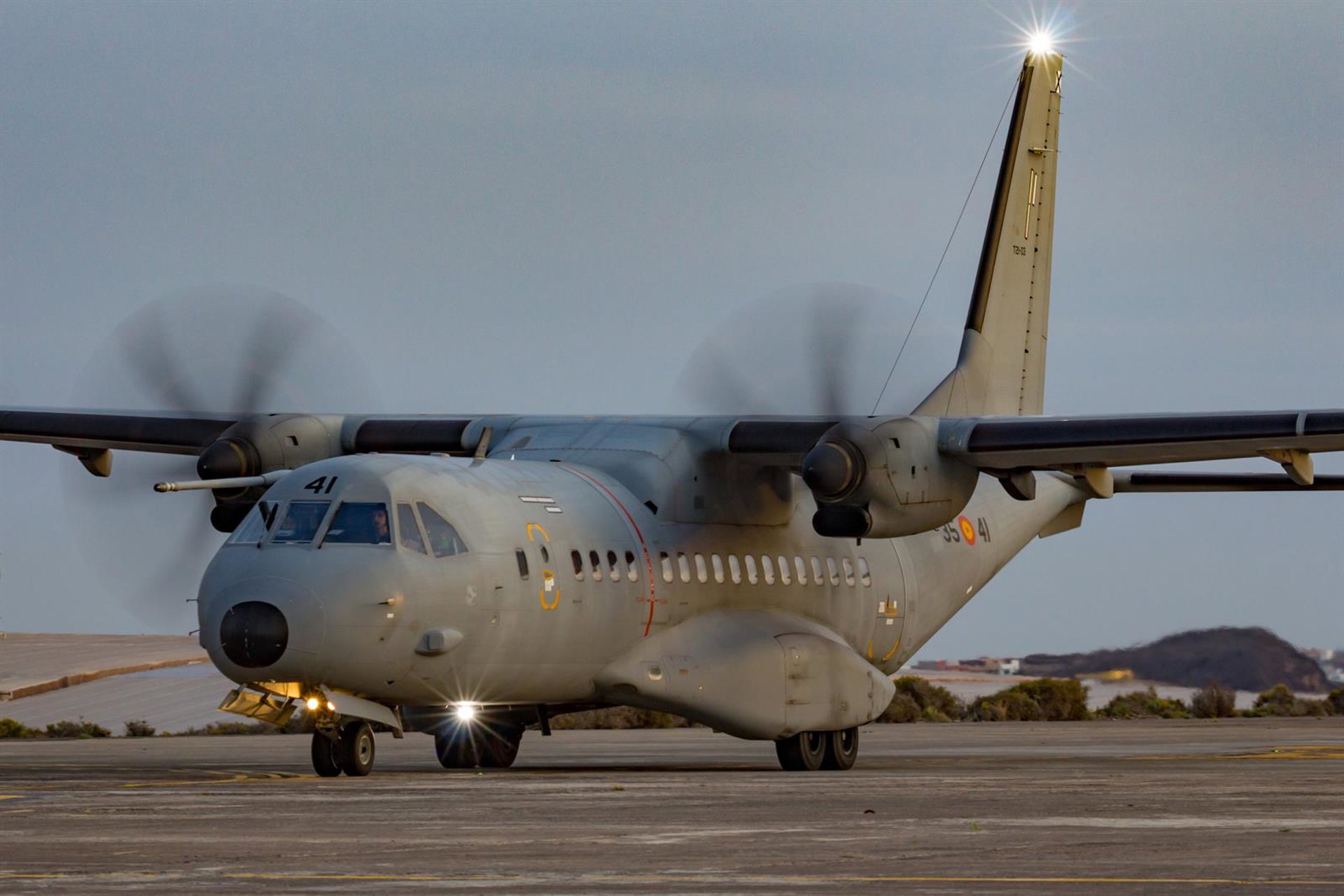 Mando Aéreo de Canarias colabora en el traslado de personal y material hacia CCAA afectadas por incendios forestales