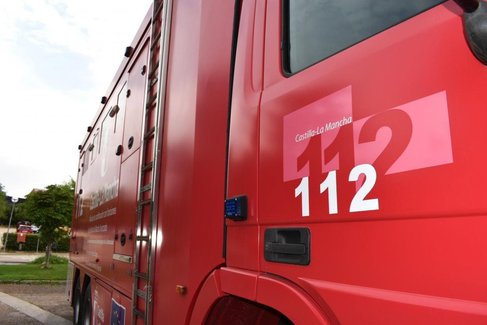 Los bomberos acotan el fuego que ya ha arrasado tres naves de reciclaje de plástico en Yeles