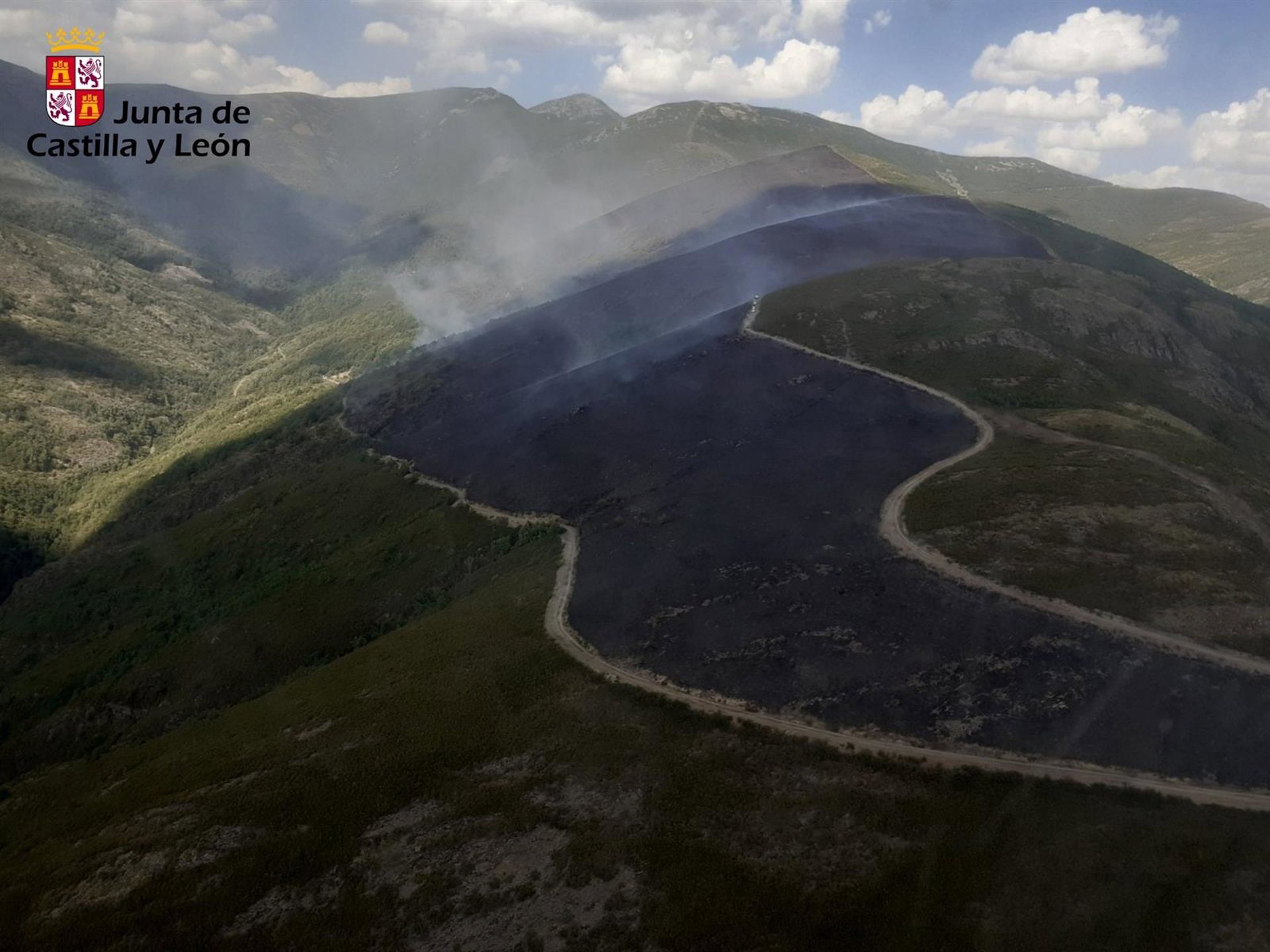 La Guardia Civil desaloja Igüeña (León) evacuando a 100 personas ante el avance del fuego