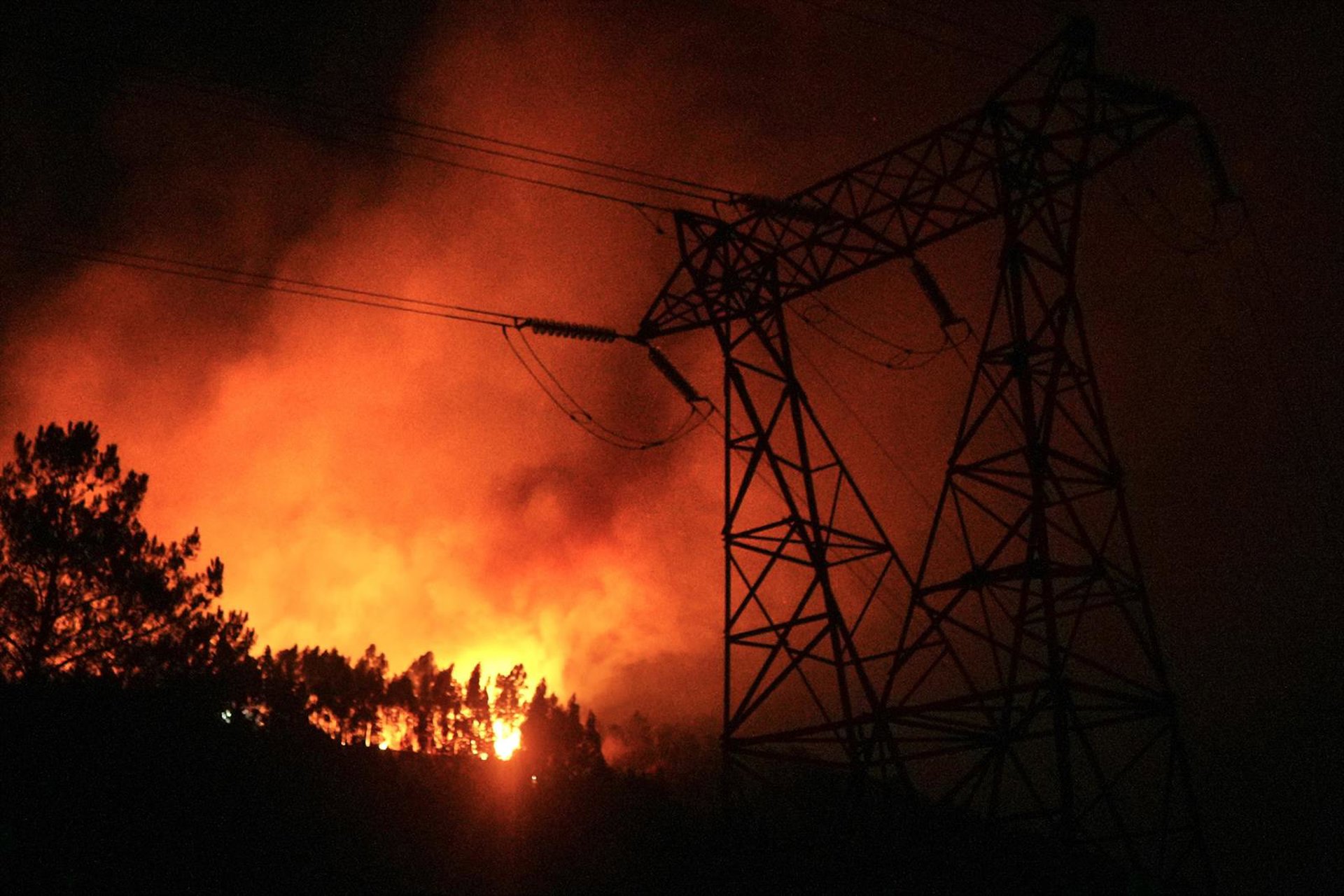 Noche de evacuaciones en Galicia: los incendios de Oia, Vilaboa y Carballedo obligan a desalojar a 100 personas