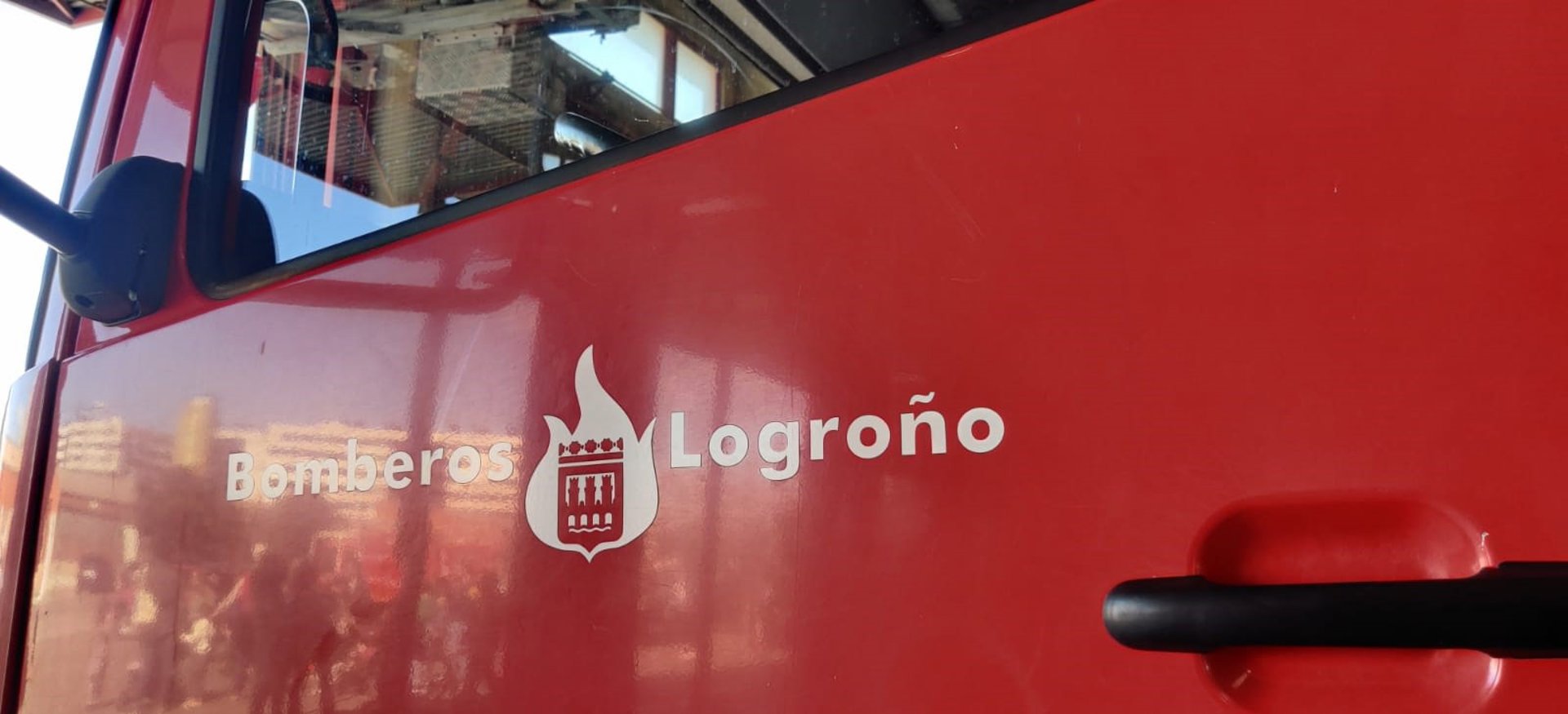 Sofocado el incendio en un vehículo ubicado en una bajera de Avenida de Madrid en Lardero