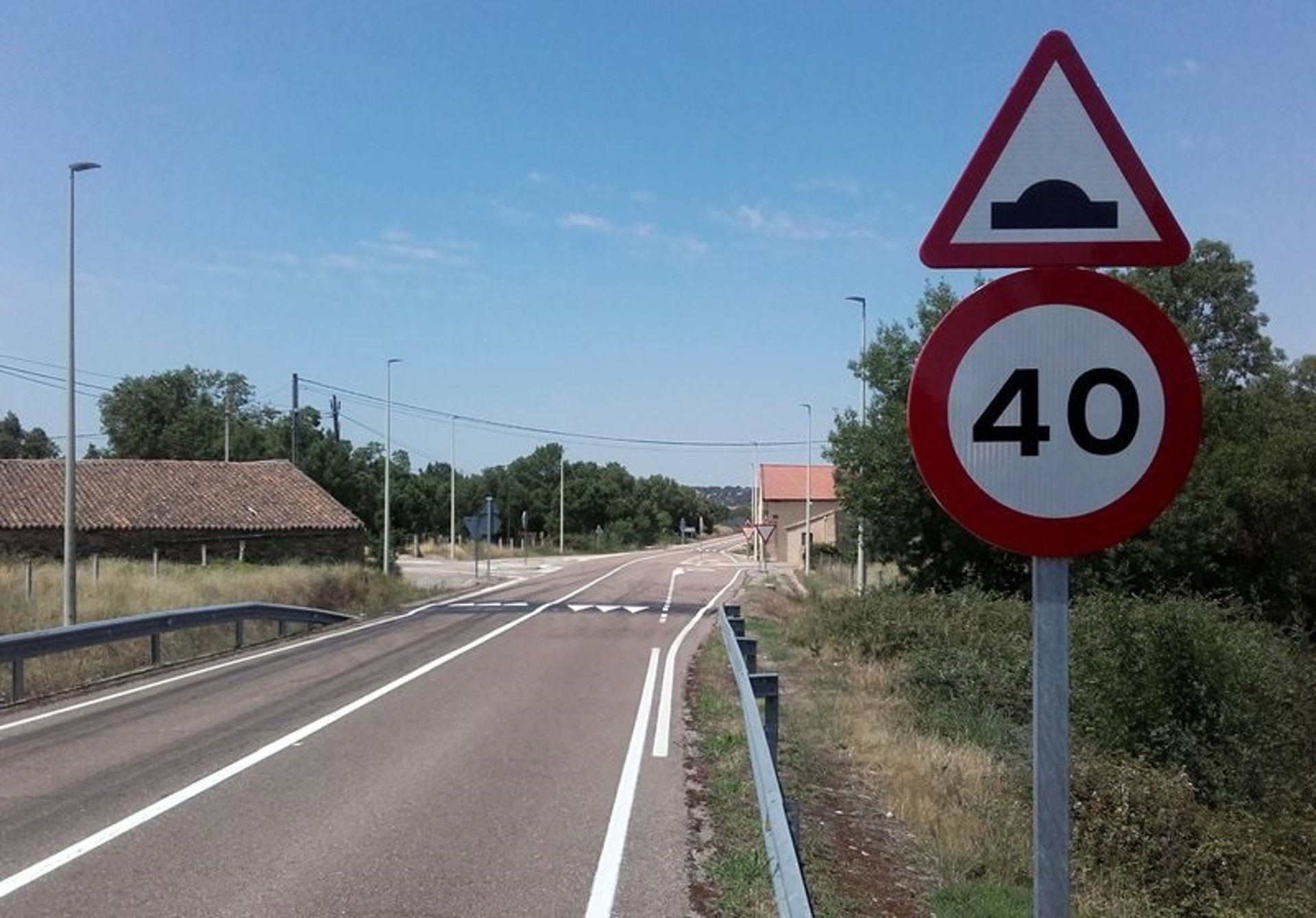 Los incendios forestales mantienen cortadas cinco carreteras en CyL, la mayoría en León