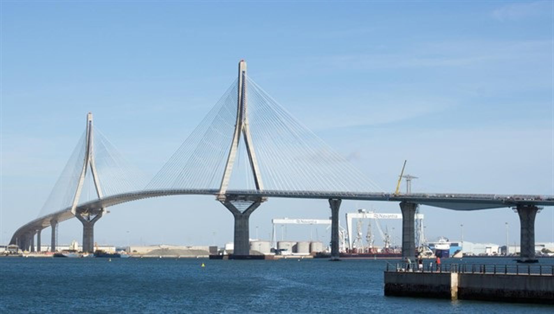 Muere un hombre tras caerle una piedra mientras pescaba cerca del Puente de la Constitución