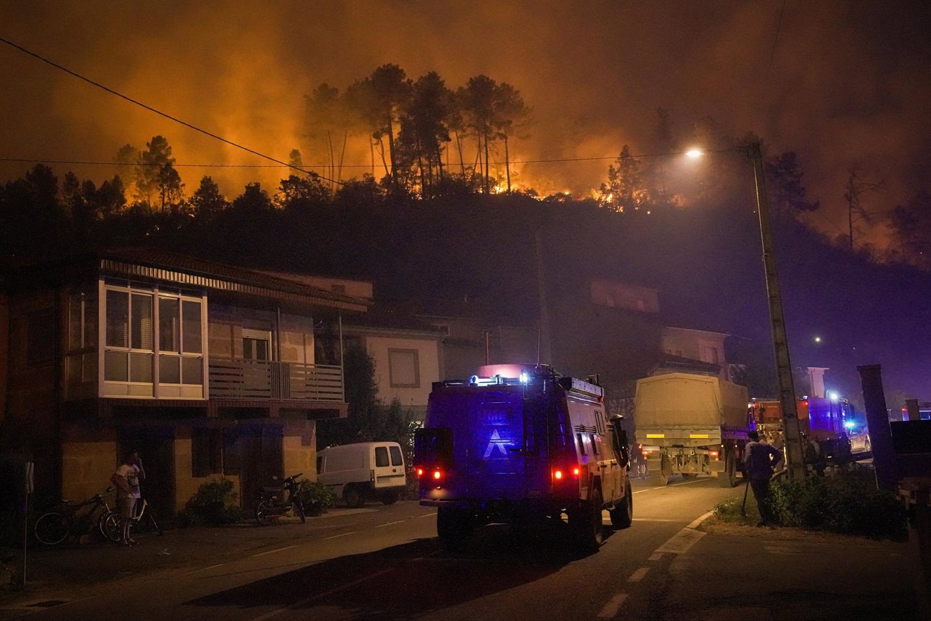 Galicia vive 24 horas de avances favorables de los incendios, con cuatro estabilizados el sábado