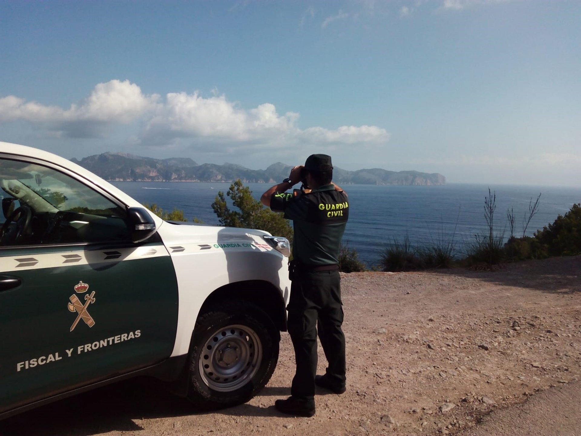 Continúa la búsqueda de los 12 migrantes desaparecidos tras saltar al agua este viernes cerca de Cabrera