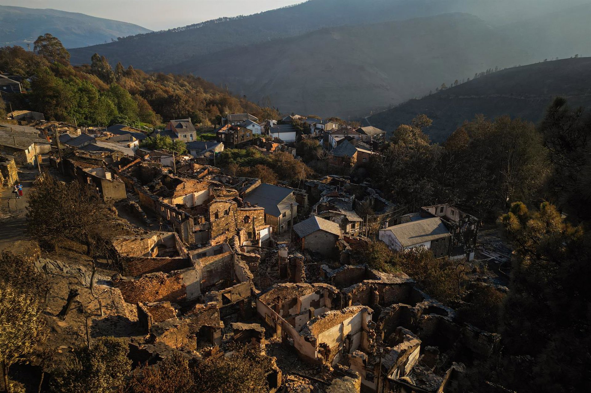 Los grandes fuegos de Chandrexa y Trevinca siguen activos, mientras la situación en el resto de Galicia mejora