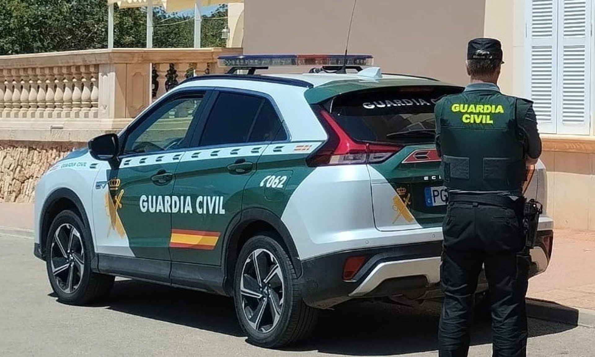 Comienzan a abandonar la ‘rave’ ilegal en la cantera de Roiz donde la Guardia Civil sigue haciendo controles