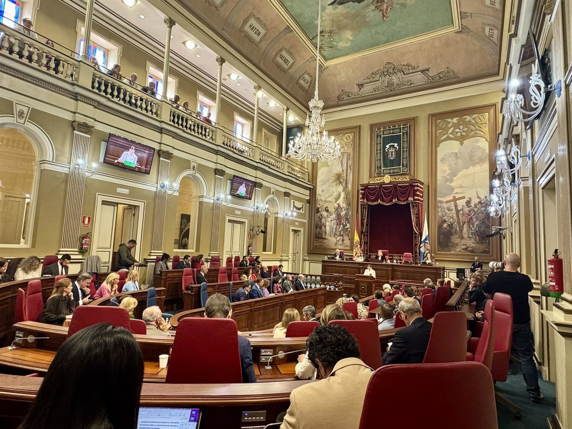 Luz verde a la tramitación para declarar el salón de plenos del Parlamento canario como monumento a la memoria histórica