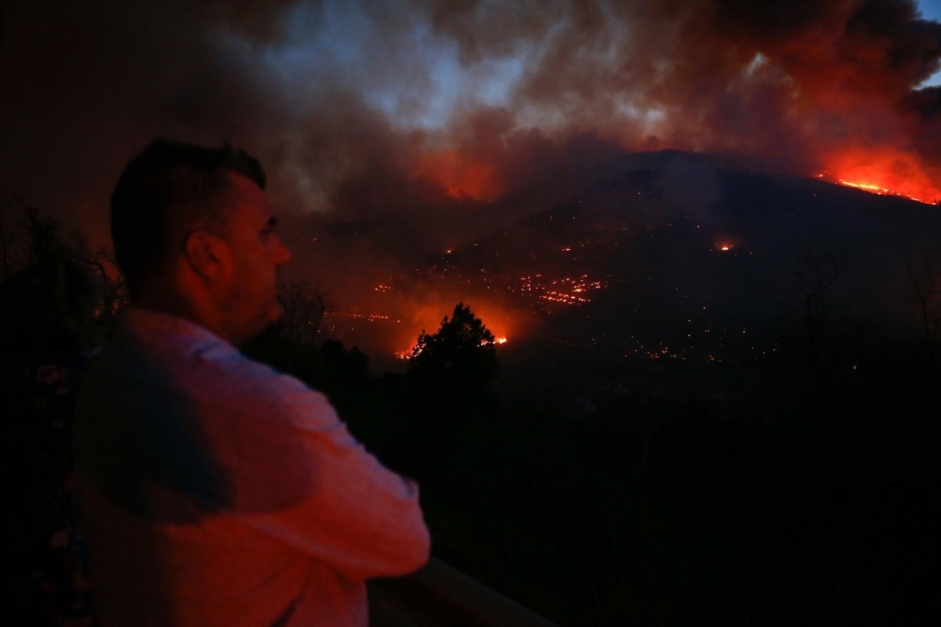 Galicia mantiene activos cuatro incendios: El de A Pobra do Brollón (Lugo) calcina 900 hectáreas