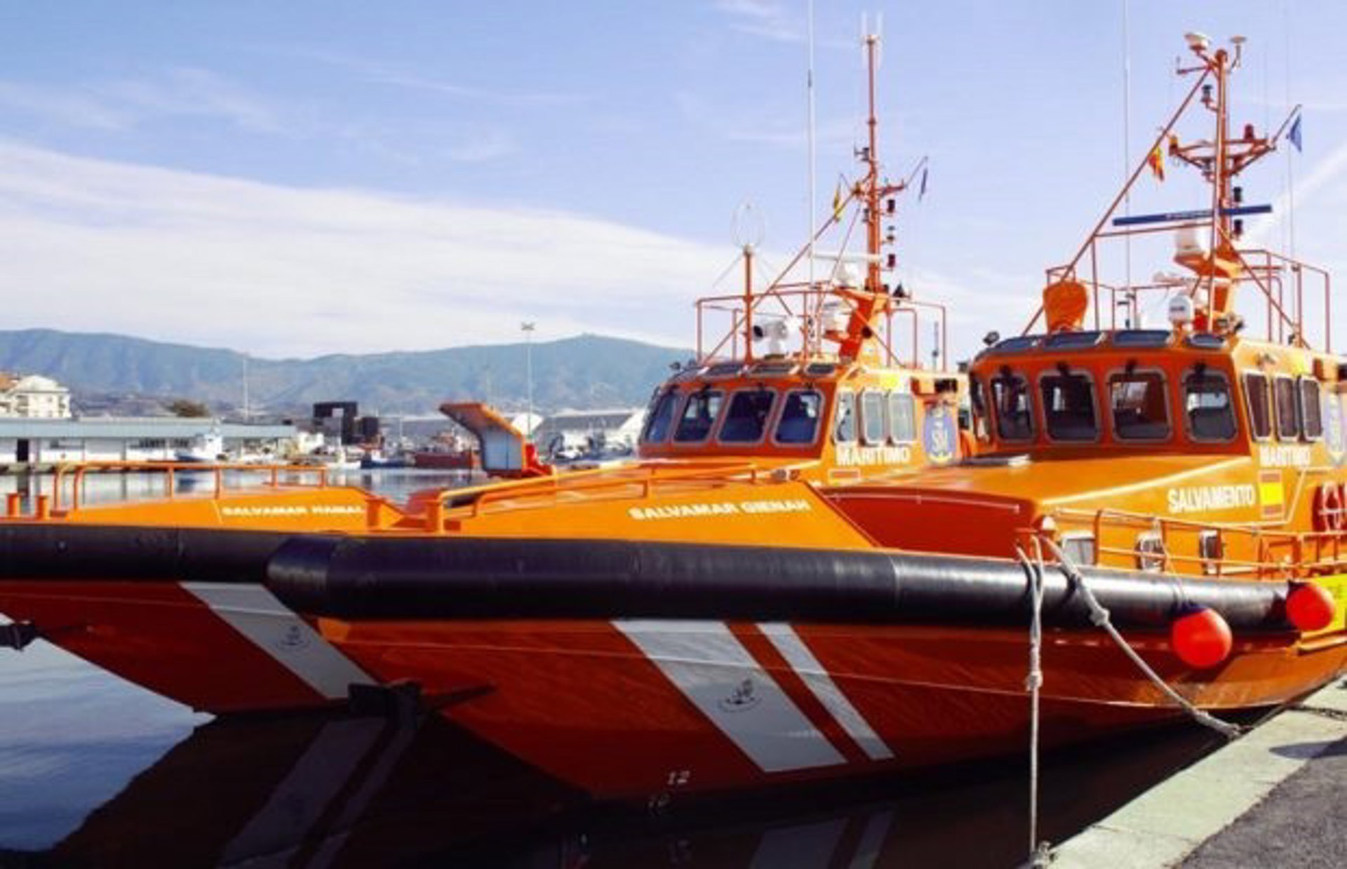 Rescatados tres migrantes magrebíes que intentaban llegar a la costa granadina en una moto acuática