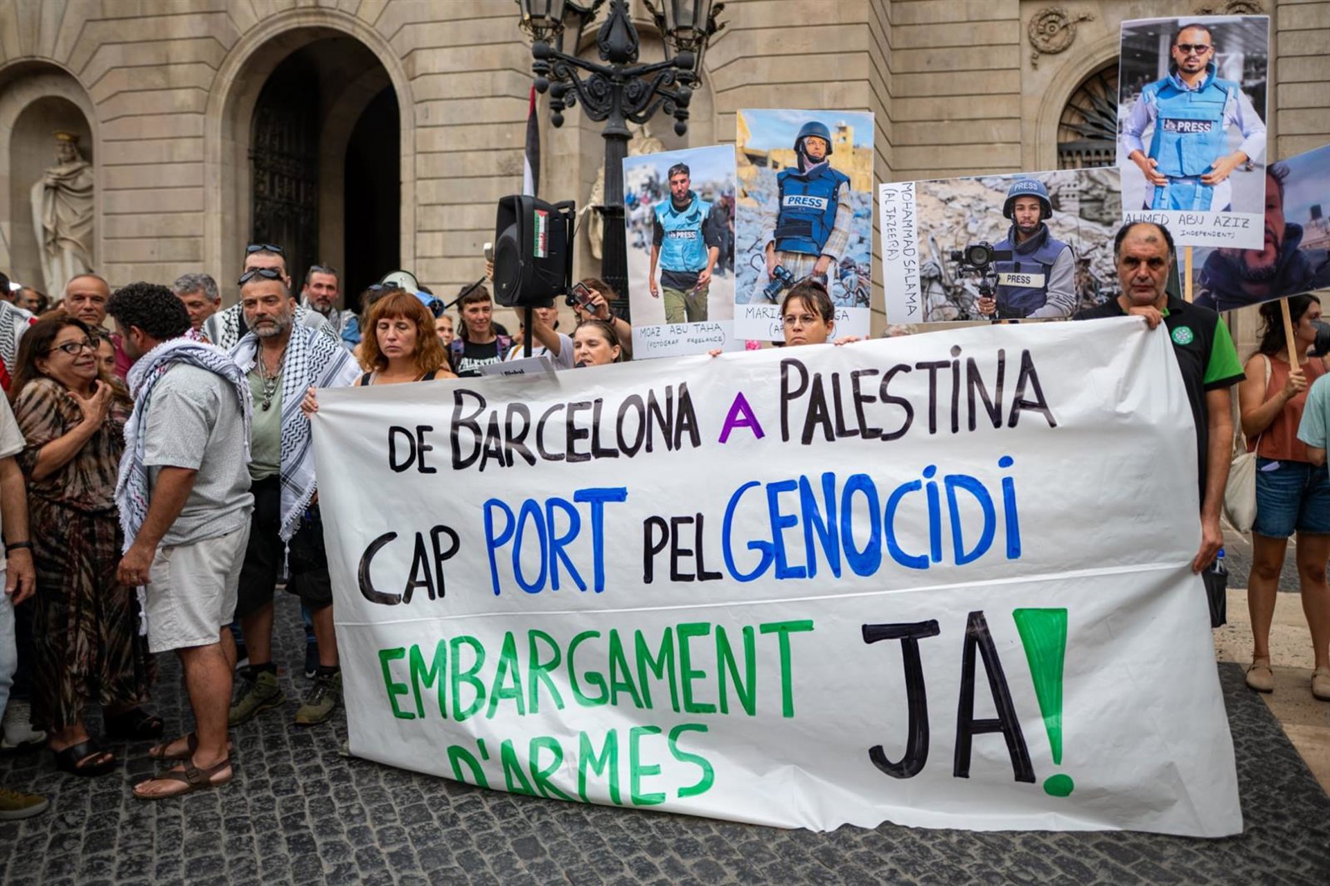 Unas 800 personas se concentran en Barcelona contra el asesinato de periodistas en Gaza