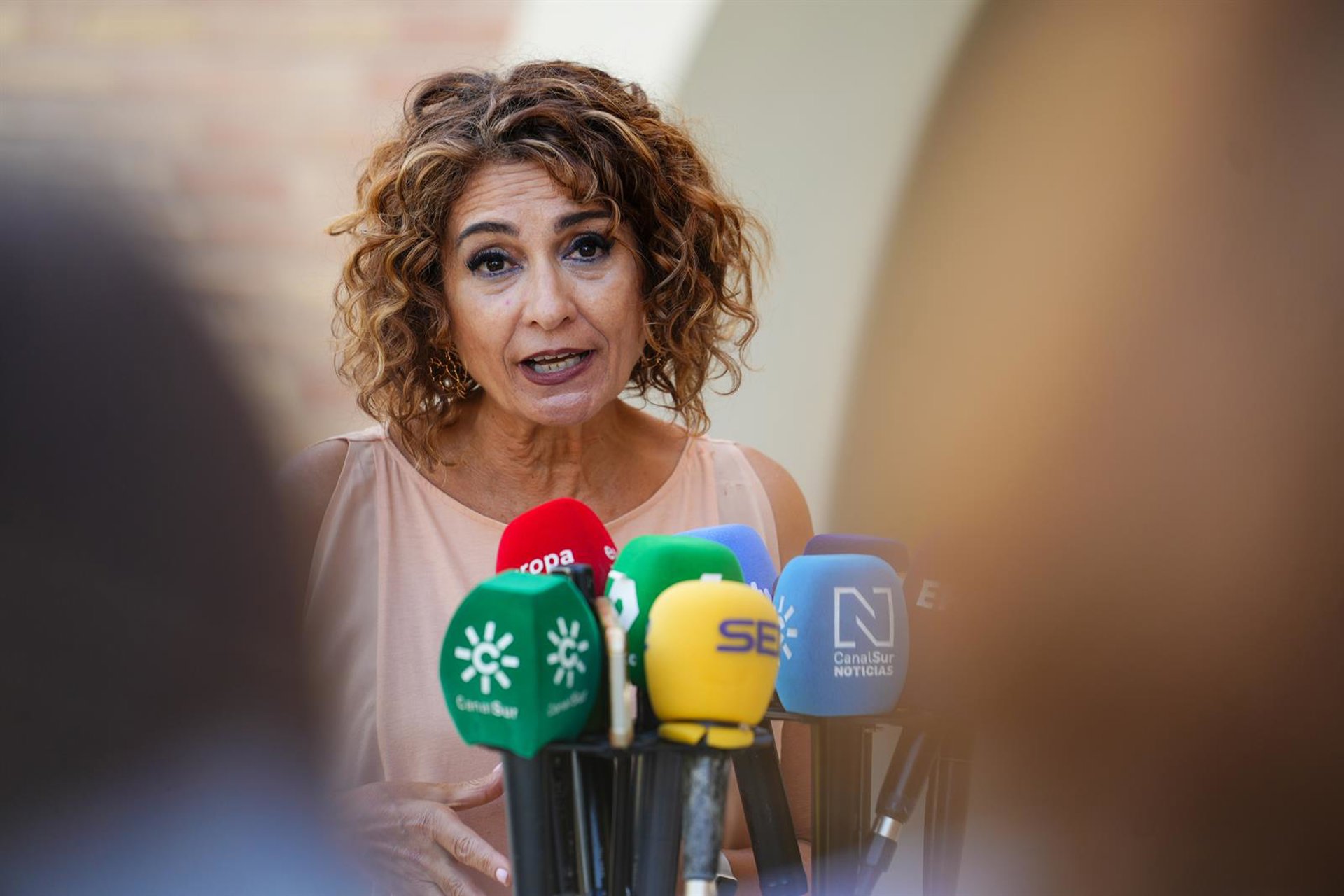 Montero descarta elevar el gasto en defensa por encima del 2% en 2026 para evitar «recortes en el Estado del bienestar»