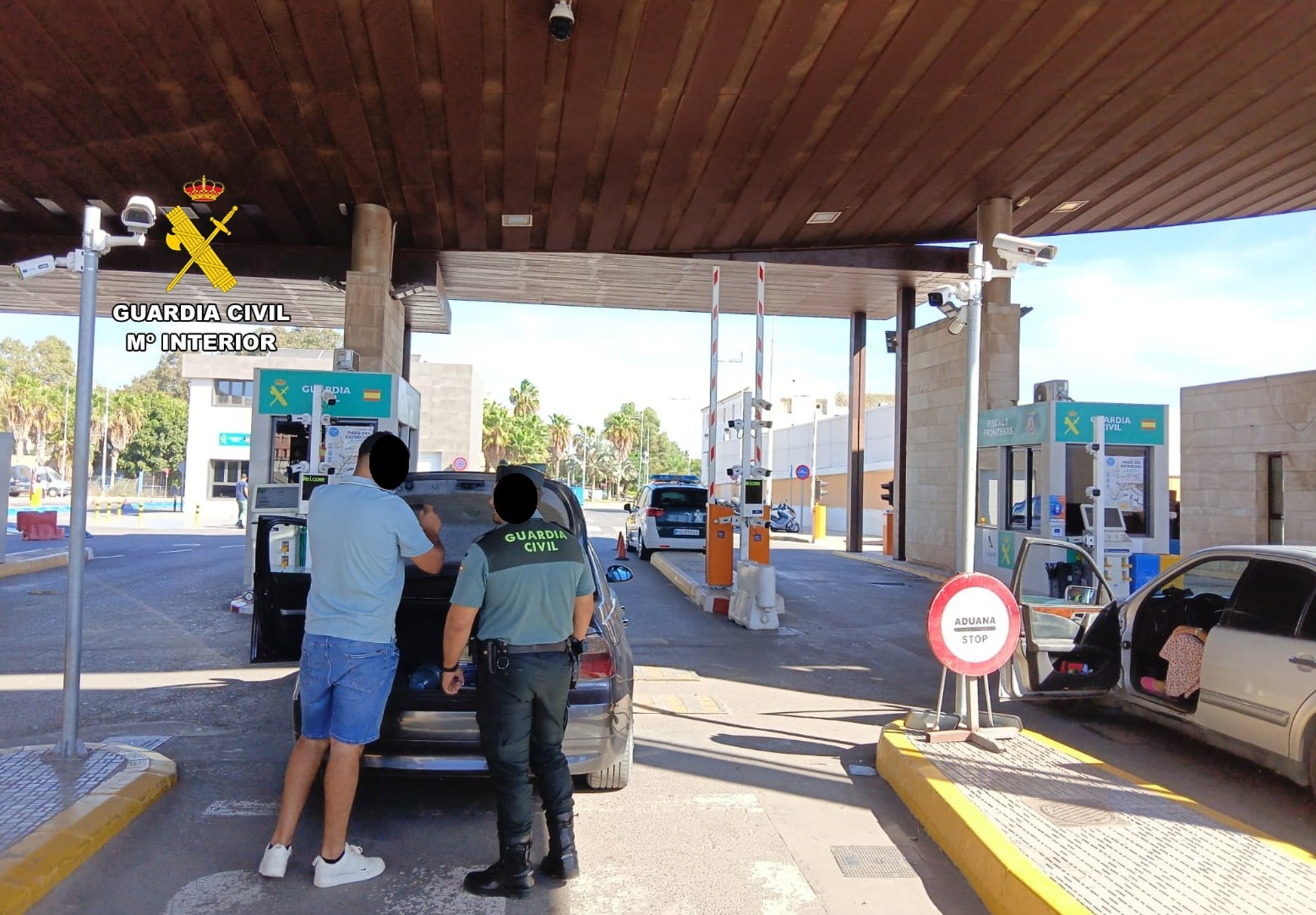 Detenido en la frontera Melilla-Marruecos un joven oculto bajo una furgoneta en busca por narcotráfico