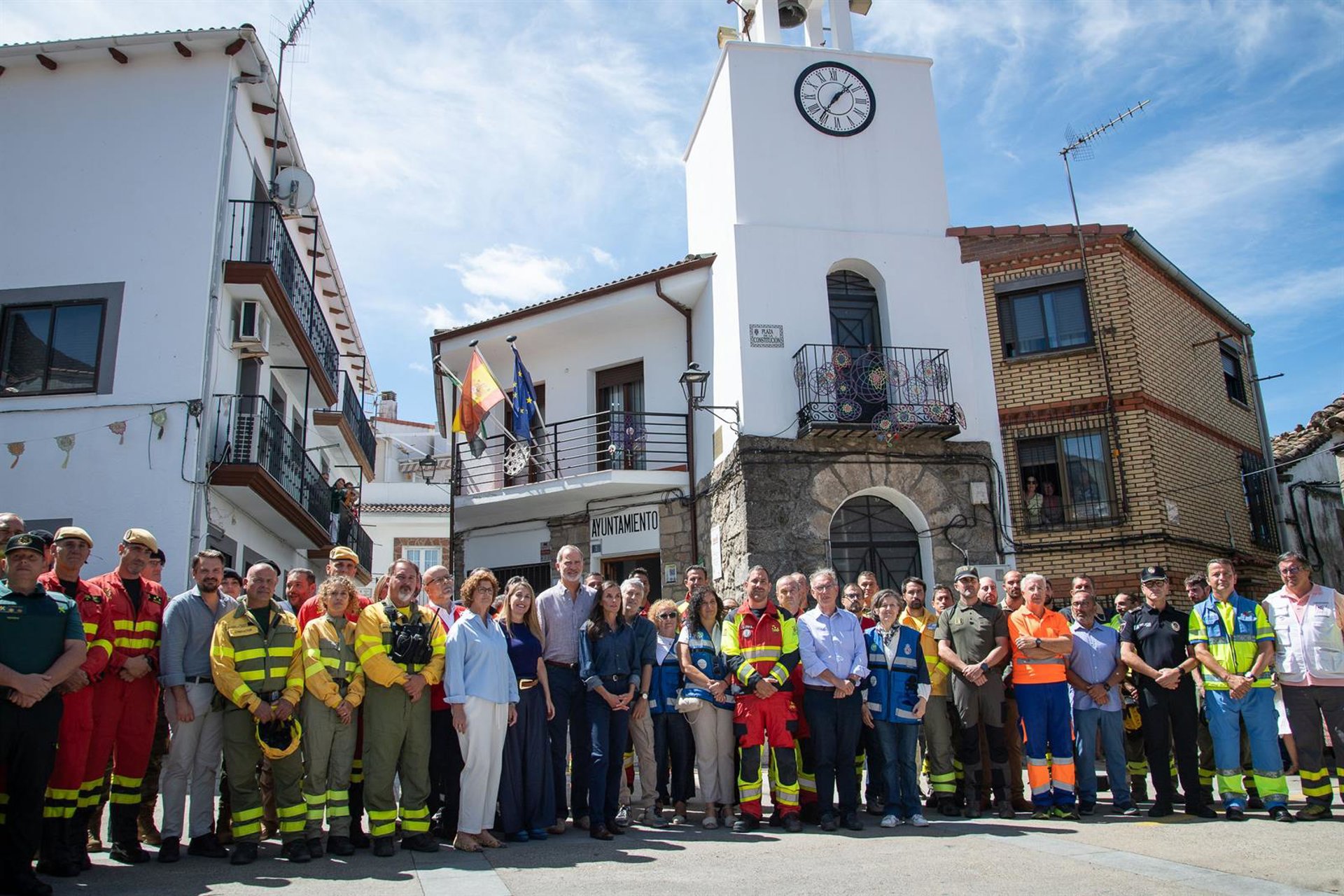 María Guardiola acompaña a los Reyes en su visita a las zonas afectadas por incendios en los valles del Jerte y Ambroz