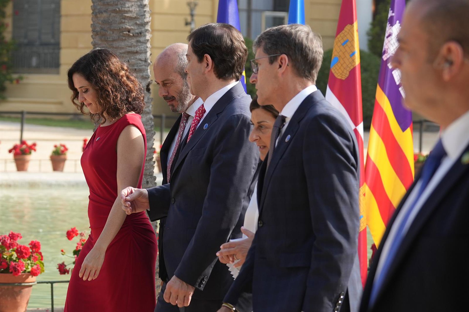 Las CCAA del PP claman contra la condonación de la deuda, pero algunos ‘barones’ asumen que se acabarán acogiendo