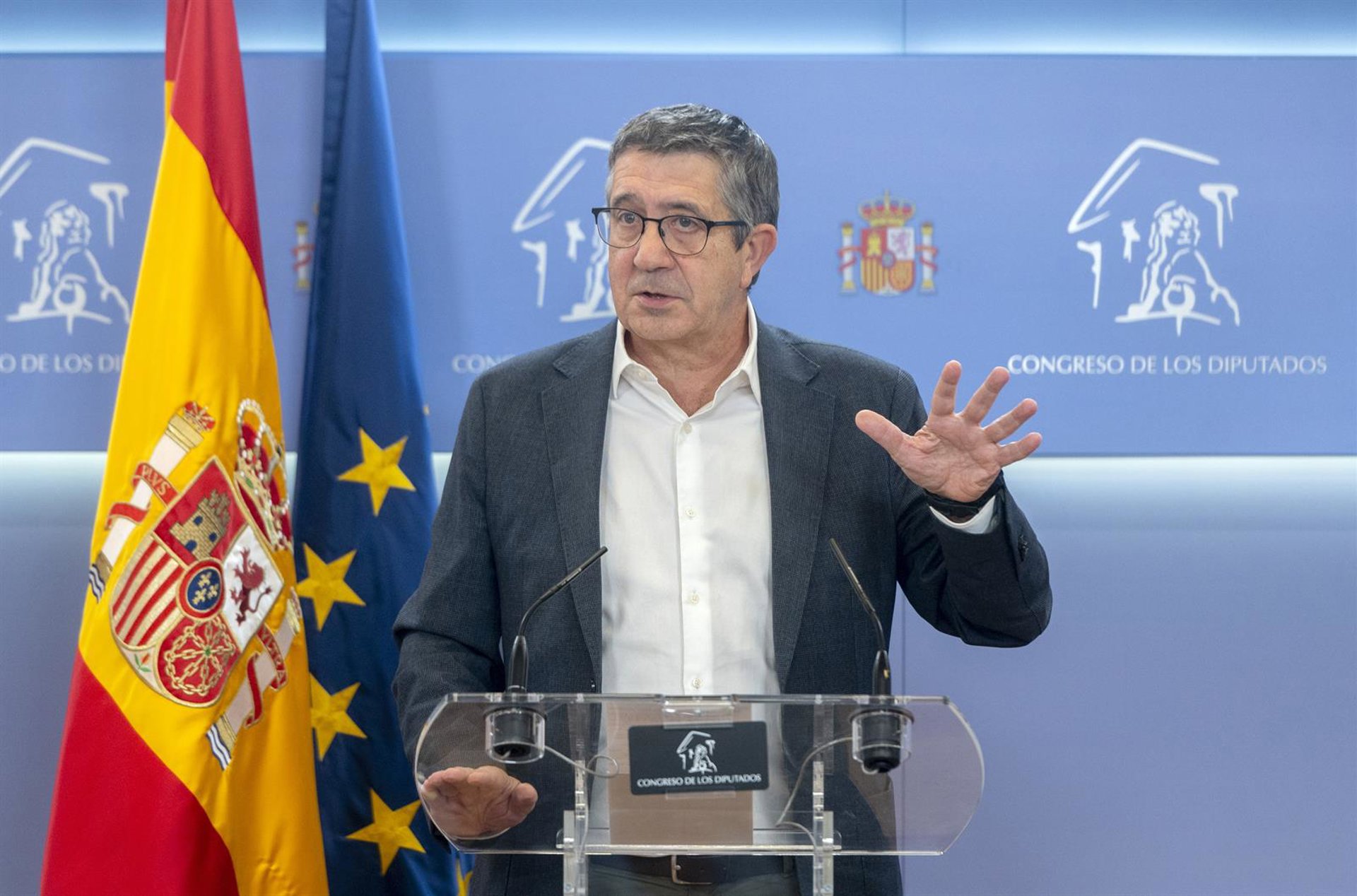 PSOE pide a Moreno Bonilla que explique a los andaluces por qué rechaza la quita mientras «recorta» servicios públicos