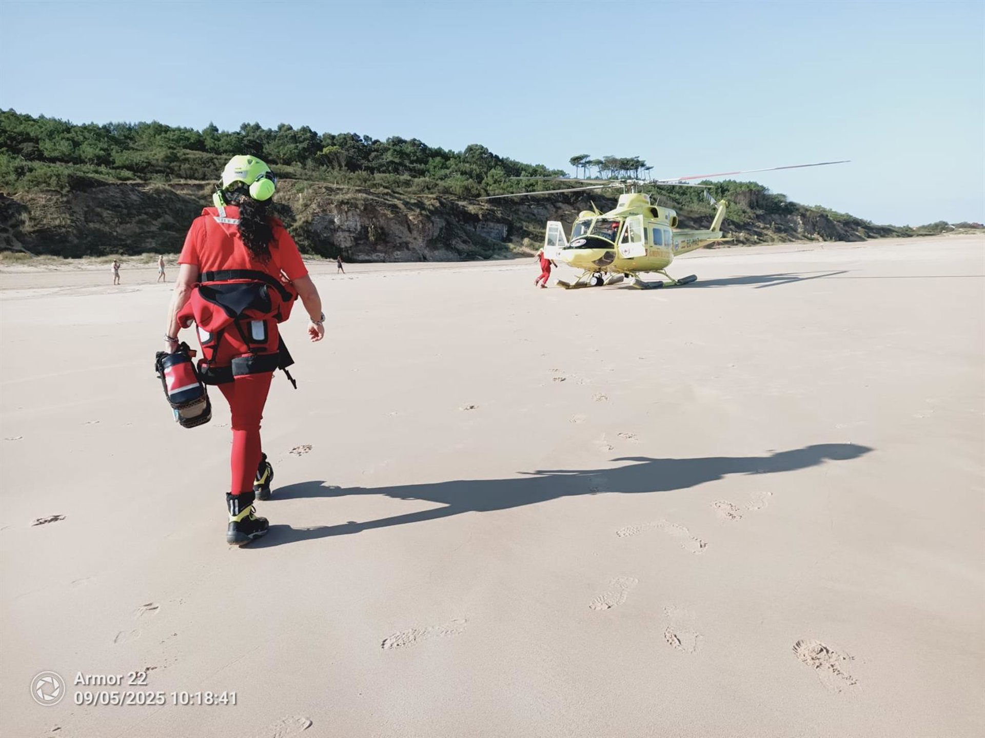 Surfistas sacan del agua a una persona con síntomas de preahogamiento en Loredo