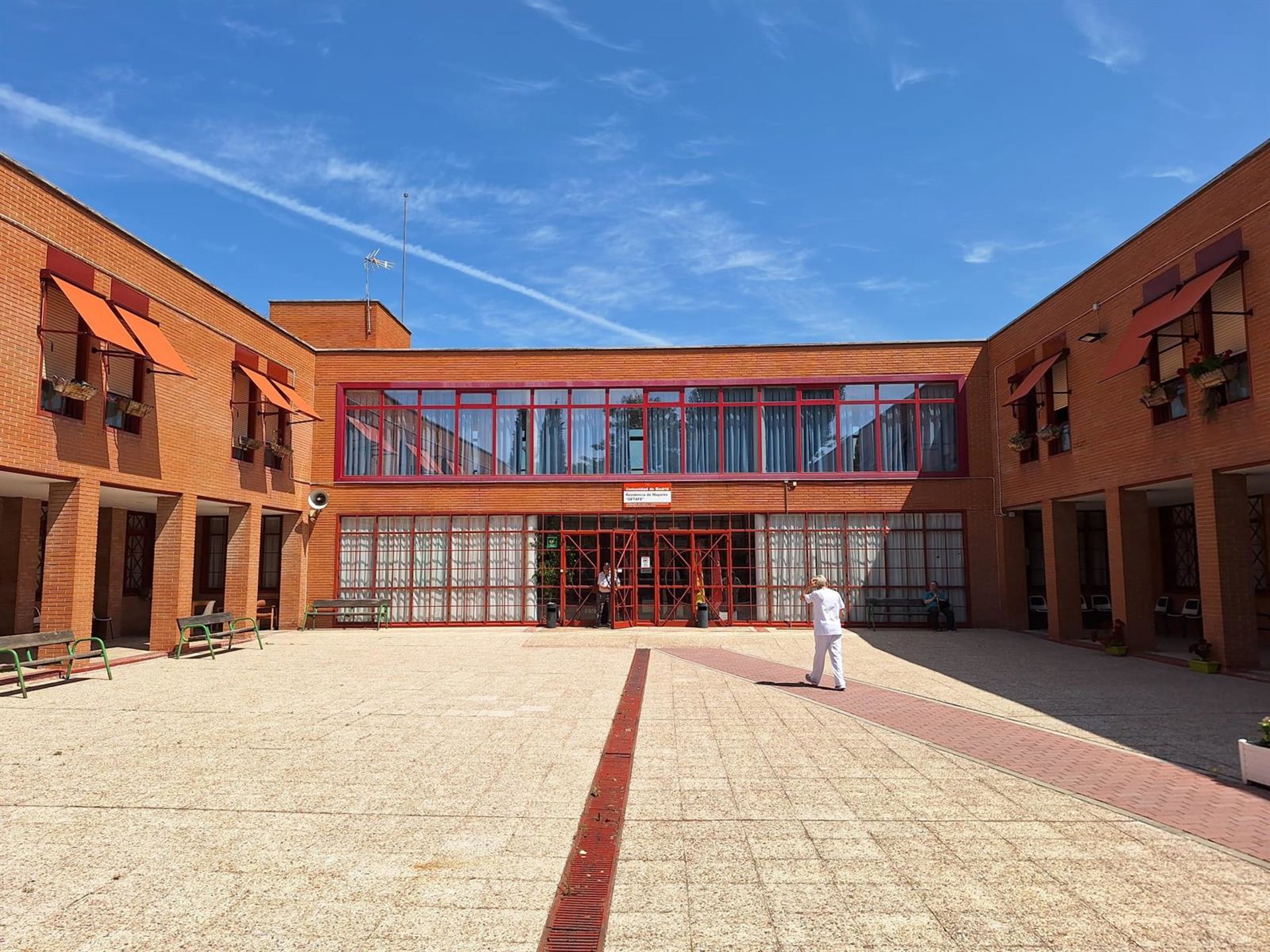 La Comunidad defiende que está «reforzando la inspección» en residencias de mayores para atender con «calidad y calidez»