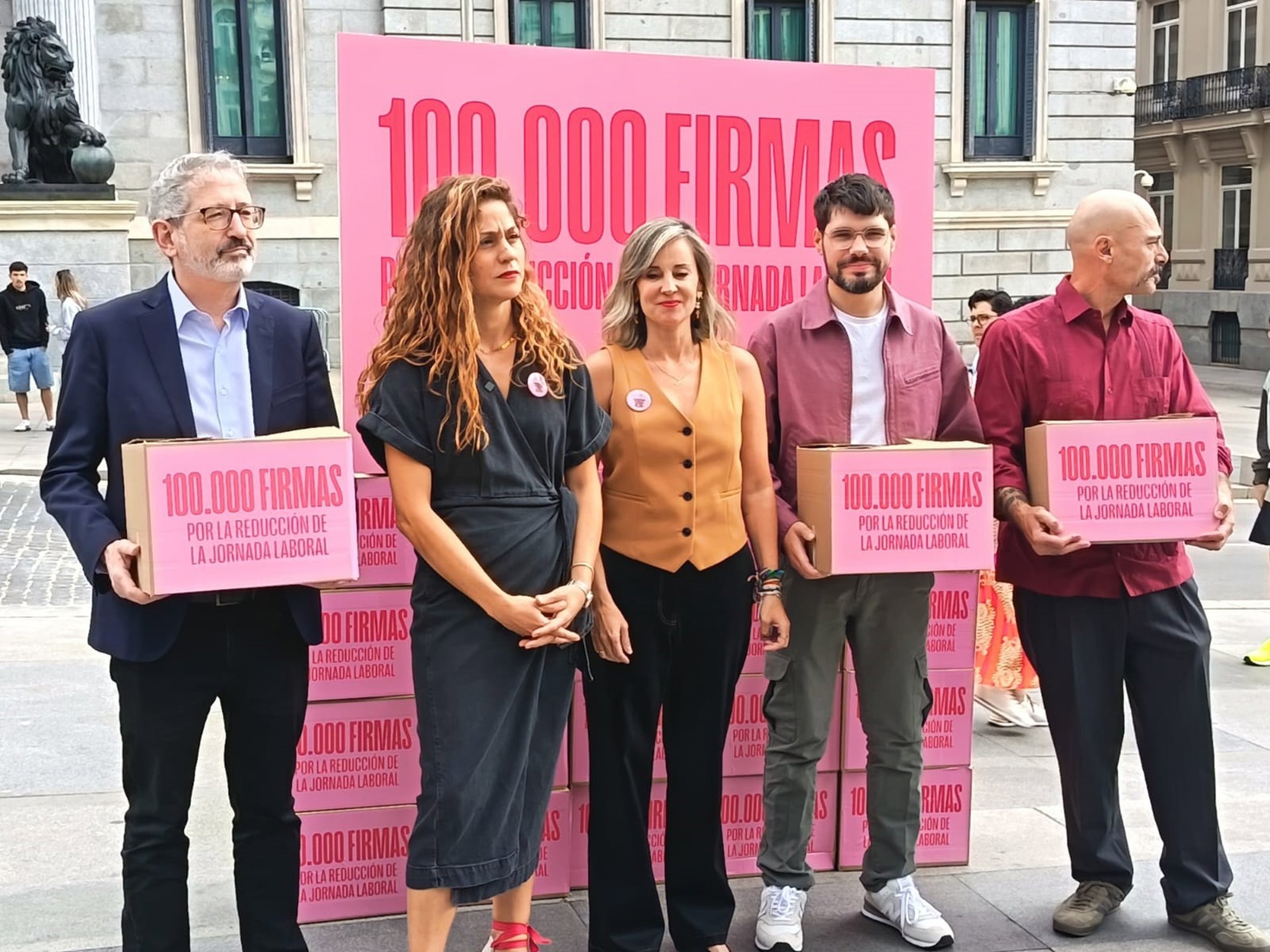 Sumar lleva al Congreso 100.000 firmas en apoyo a la reducción de jornada: «Hay derrotas que son victorias políticas»