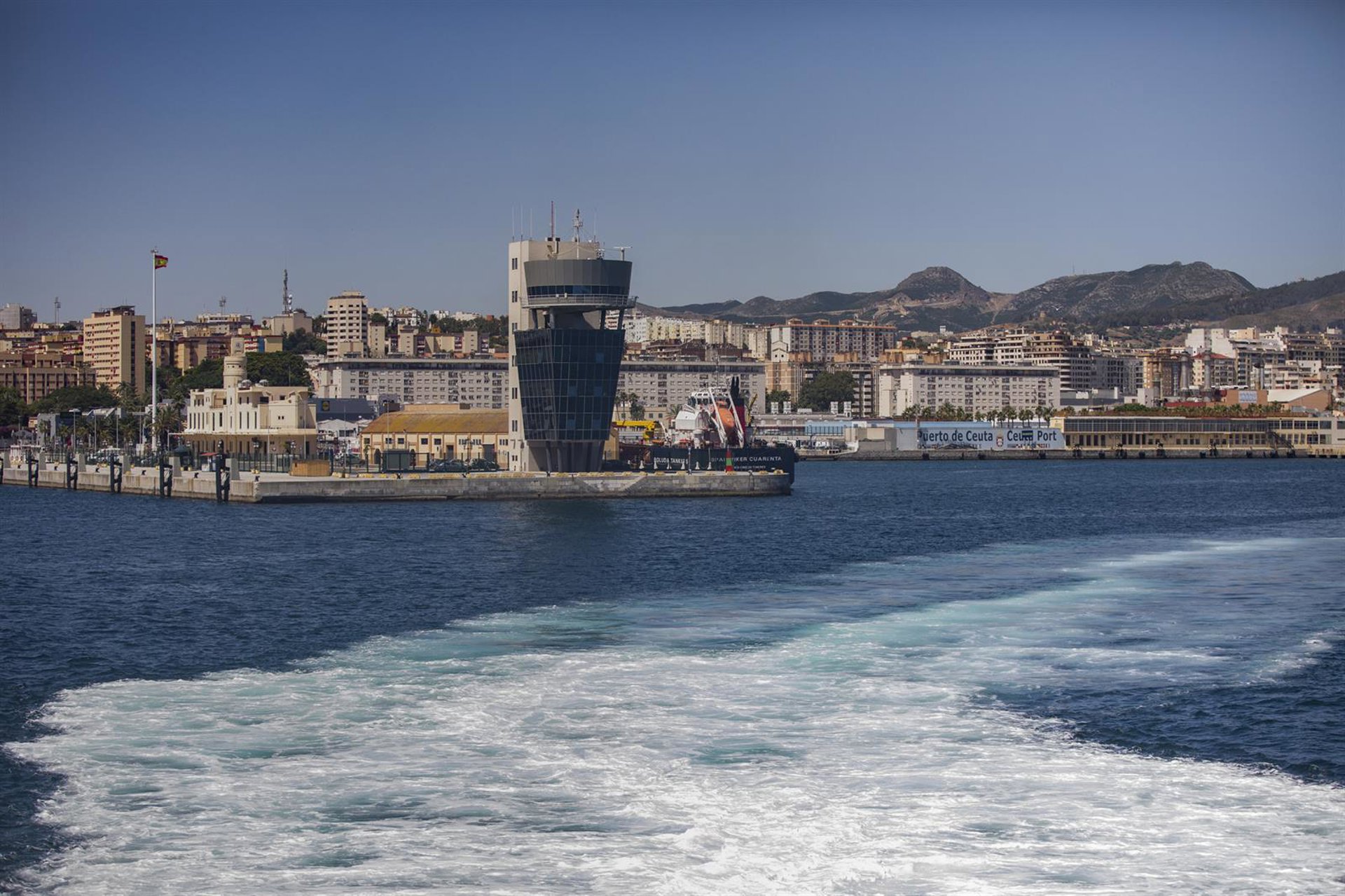 Un grupo de 43 adultos migrantes se traslada desde Ceuta a otras comunidades autónomas