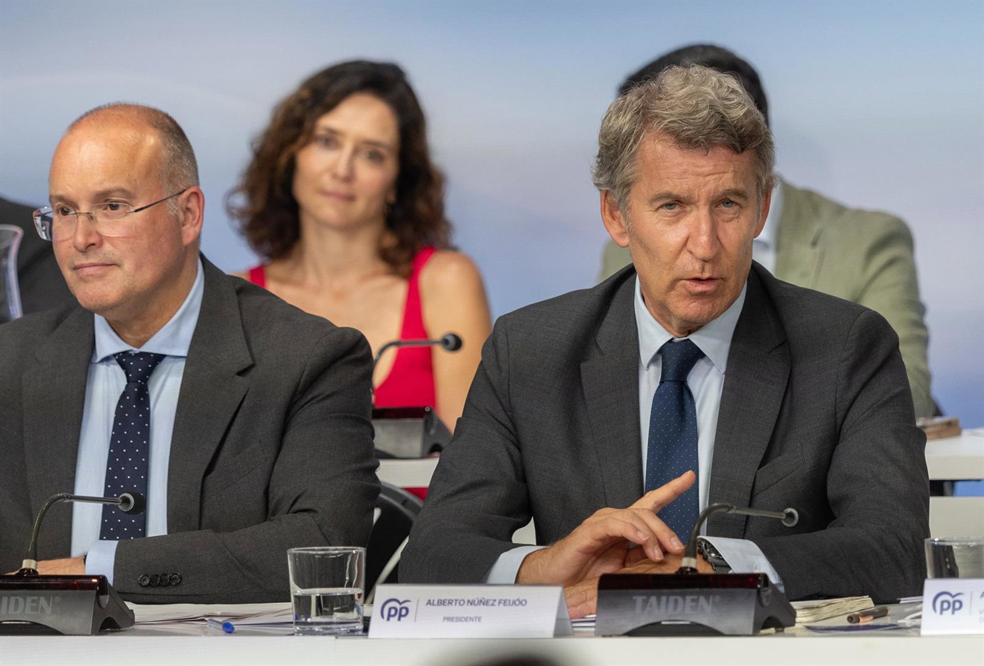 Feijóo se compromete a compensar a los usuarios de AVE «cuando los retrasos superen 30 minutos» si llega a Moncloa
