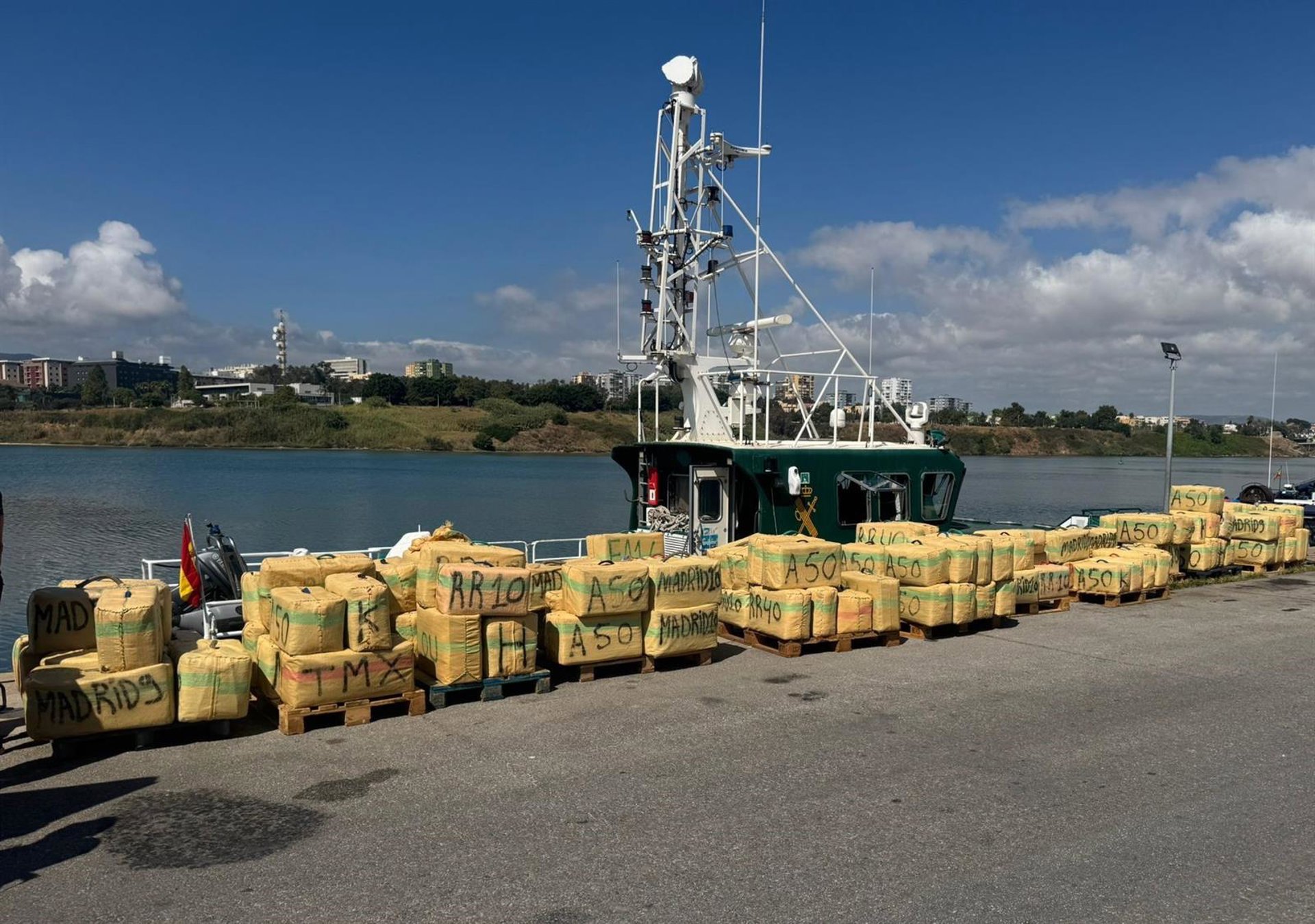 Intervenidos más de 6.000 kilos de hachís al frustrar la Guardia Civil dos alijos en aguas del Estrecho